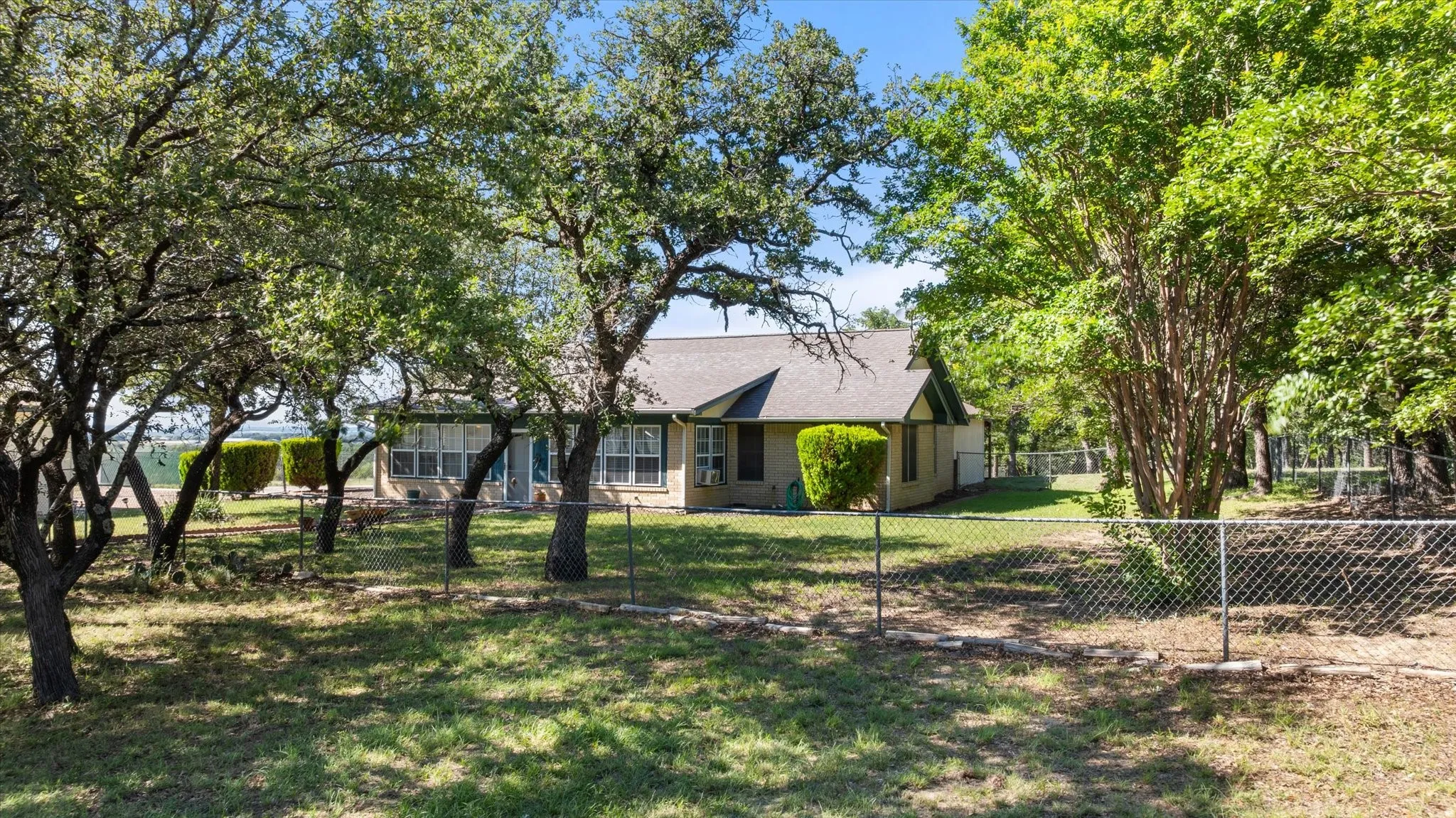 Single Family Residence For Sale in Hood County , 15403 Mule Branch Court, Lipan, Texas 76462, 3 Bedroom, 2 Bathroom, 3 Garage spaces, 1,836 Sqft, built in 1995, mls#21306356, Real Estate Agent in Lipan, Homes For Sale in Hood county, Homes For Sale in Lipan, Realtor in Lipan Texas, Real Estate Brokerage Independent Realty Texas, Luminita Cordes Realtor