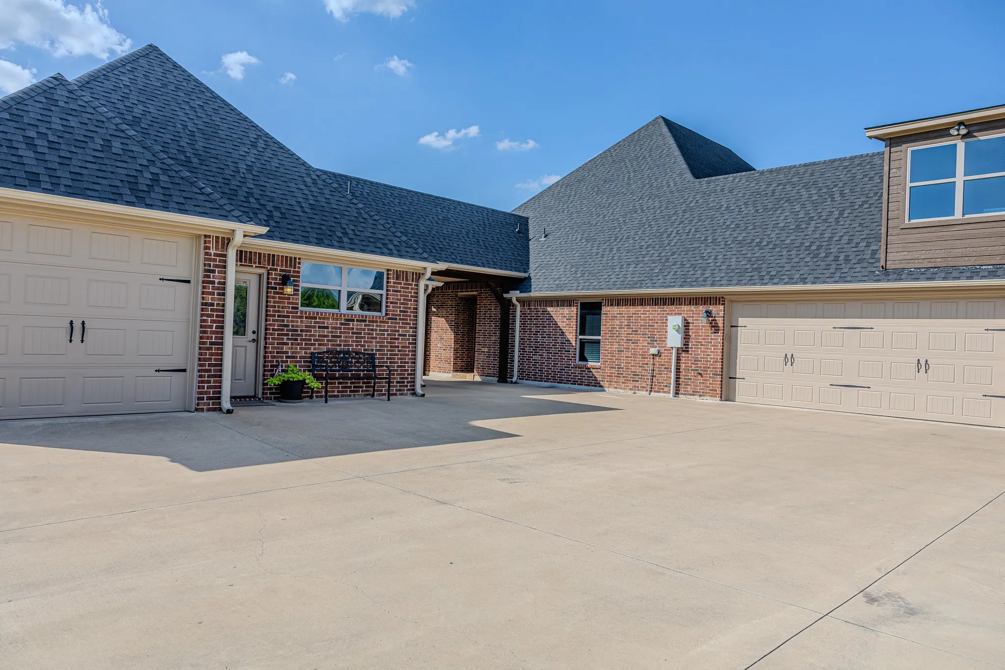 Single Family Residence For Sale in Parker County , 903 S Savage Creek Lane, Weatherford, Texas 76087, 4 Bedrooms, 5 Bathrooms, 4 Garage spaces, 4,890 Sqft, built in 2013, Price $1,095,000, mls#21298981, Real Estate Agent in Weatherford, Homes For Sale in Parker county, Homes For Sale in Weatherford, Realtor in Weatherford Texas, Real Estate Brokerage Independent Realty Texas, Luminita Cordes Realtor