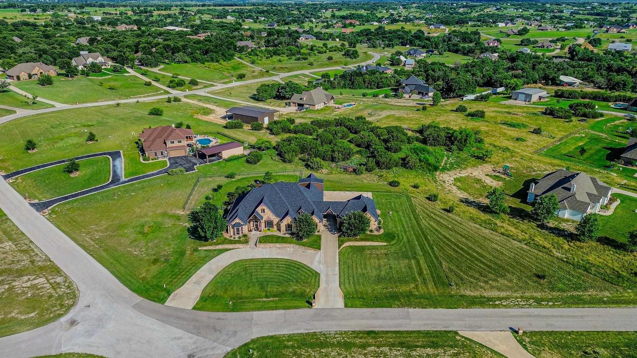 Single Family Residence For Sale in Parker County , 903 S Savage Creek Lane, Weatherford, Texas 76087, 4 Bedrooms, 5 Bathrooms, 4 Garage spaces, 4,890 Sqft, built in 2013, Price $1,095,000, mls#21298981, Real Estate Agent in Weatherford, Homes For Sale in Parker county, Homes For Sale in Weatherford, Realtor in Weatherford Texas, Real Estate Brokerage Independent Realty Texas, Luminita Cordes Realtor