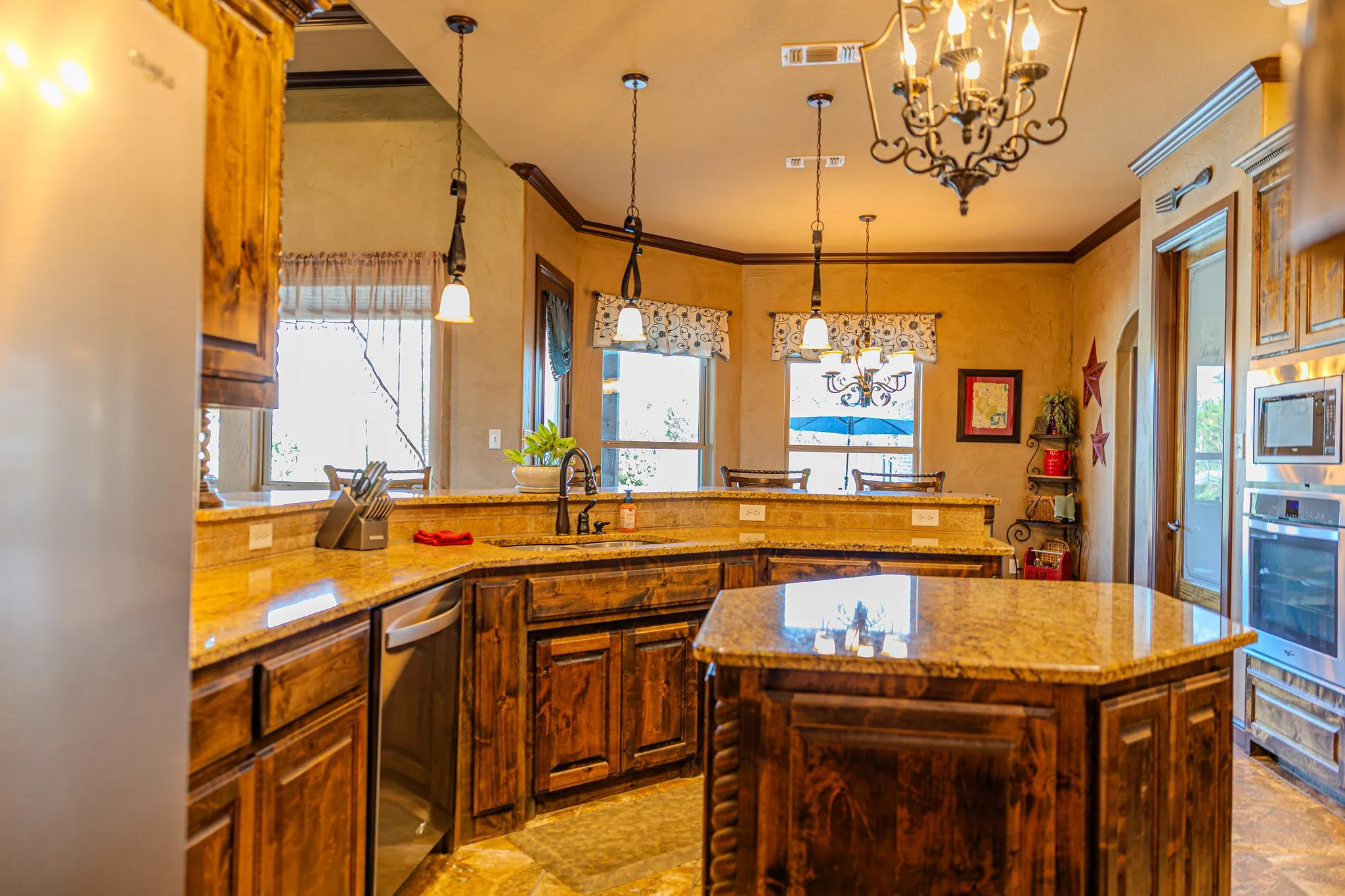 Single Family Residence For Sale in Parker County , 903 S Savage Creek Lane, Weatherford, Texas 76087, 4 Bedrooms, 5 Bathrooms, 4 Garage spaces, 4,890 Sqft, built in 2013, Price $1,095,000, mls#21298981, Real Estate Agent in Weatherford, Homes For Sale in Parker county, Homes For Sale in Weatherford, Realtor in Weatherford Texas, Real Estate Brokerage Independent Realty Texas, Luminita Cordes Realtor
