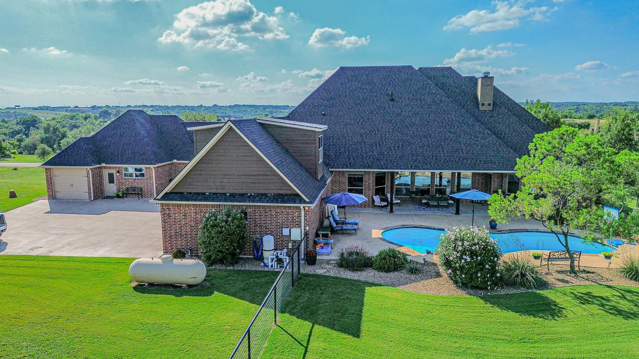 Single Family Residence For Sale in Parker County , 903 S Savage Creek Lane, Weatherford, Texas 76087, 4 Bedrooms, 5 Bathrooms, 4 Garage spaces, 4,890 Sqft, built in 2013, Price $1,095,000, mls#21298981, Real Estate Agent in Weatherford, Homes For Sale in Parker county, Homes For Sale in Weatherford, Realtor in Weatherford Texas, Real Estate Brokerage Independent Realty Texas, Luminita Cordes Realtor