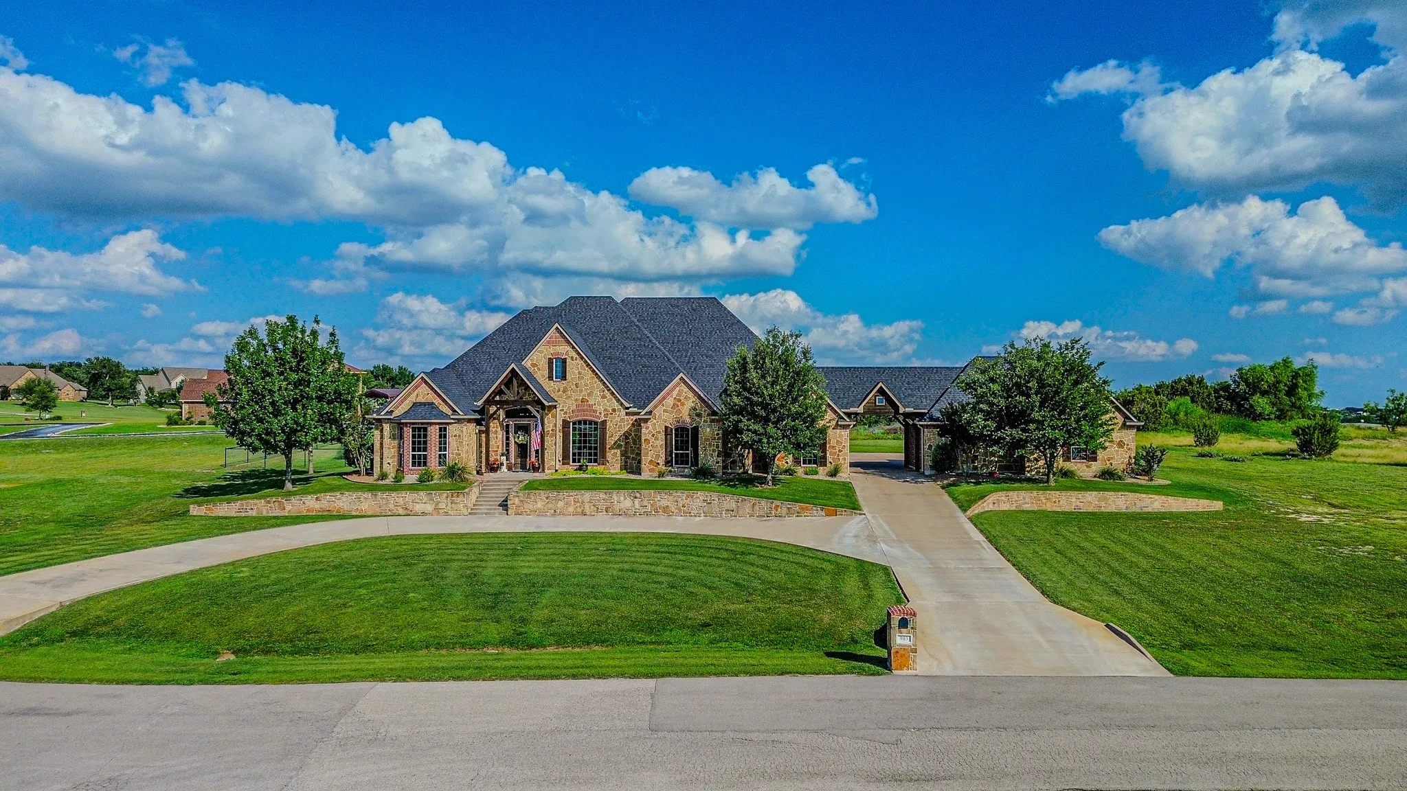 Single Family Residence For Sale in Parker County , 903 S Savage Creek Lane, Weatherford, Texas 76087, 4 Bedrooms, 5 Bathrooms, 4 Garage spaces, 4,890 Sqft, built in 2013, Price $1,095,000, mls#21298981, Real Estate Agent in Weatherford, Homes For Sale in Parker county, Homes For Sale in Weatherford, Realtor in Weatherford Texas, Real Estate Brokerage Independent Realty Texas, Luminita Cordes Realtor
