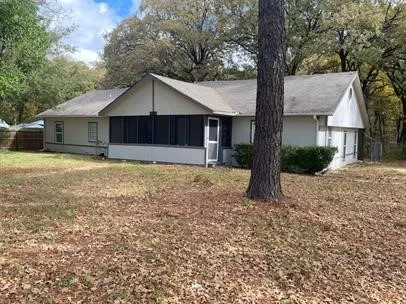 Single Family Residence For Rent in Henderson County , 410 Pleasure Land Road, Gun Barrel City, Texas 75156, 3 Bedroom, 3 Bathroom, Garage spaces, 2,144 Sqft, built in 1976, mls#21306679, Real Estate Agent in Gun Barrel City, Homes For Rent in Henderson county, Homes For Rent in Gun Barrel City, Realtor in Gun Barrel City Texas, Real Estate Brokerage Independent Realty Texas, Luminita Cordes Realtor