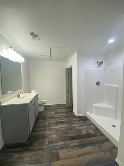 Single Family Residence For Rent in Henderson County , 410 Pleasure Land Road, Gun Barrel City, Texas 75156, 3 Bedroom, 3 Bathroom, Garage spaces, 2,144 Sqft, built in 1976, mls#21306679, Real Estate Agent in Gun Barrel City, Homes For Rent in Henderson county, Homes For Rent in Gun Barrel City, Realtor in Gun Barrel City Texas, Real Estate Brokerage Independent Realty Texas, Luminita Cordes Realtor
