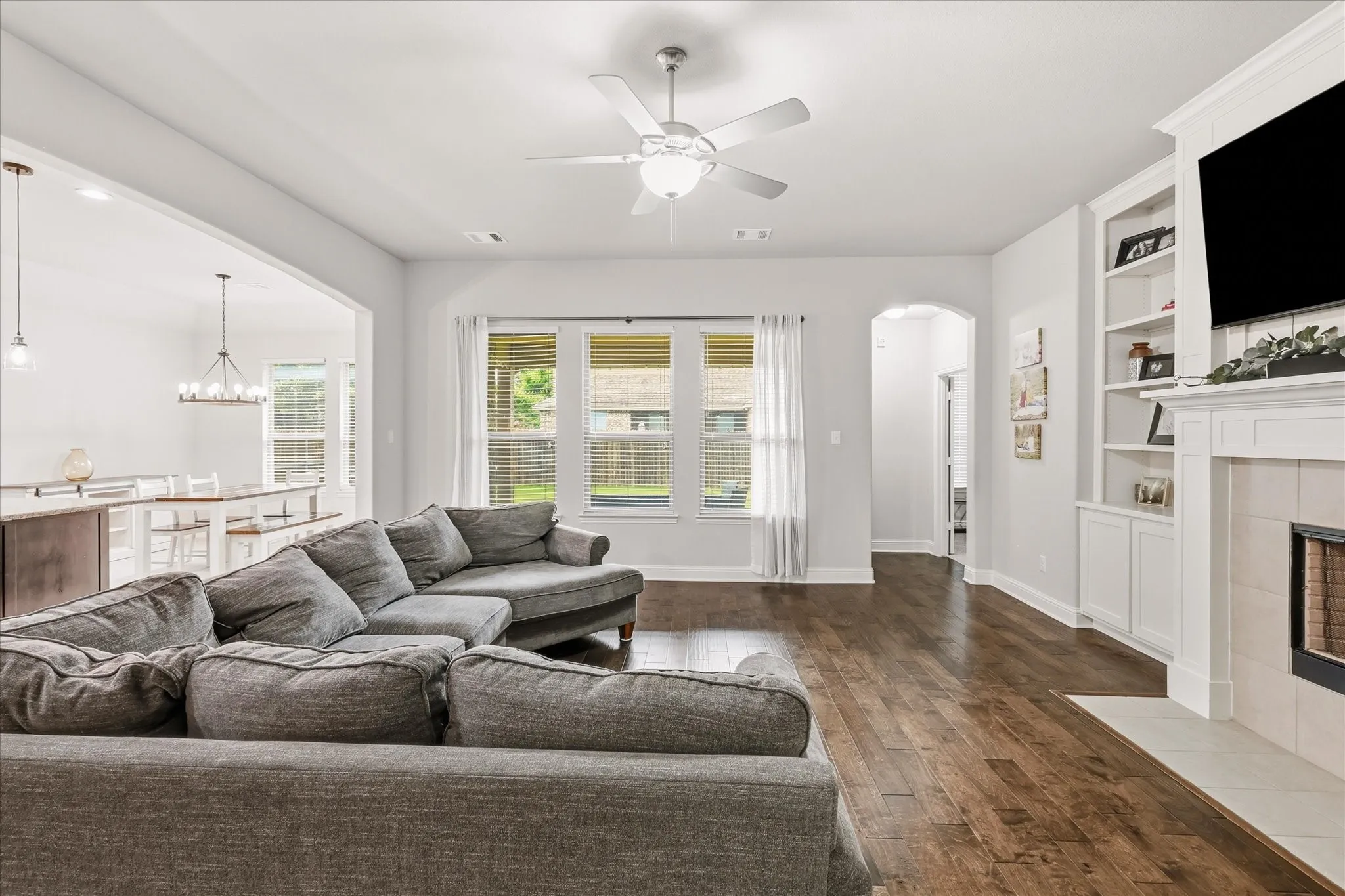 Single Family Residence For Sale in Ellis County , 4013 Orchard Park Lane, Midlothian, Texas 76065, 4 Bedroom, 2 Bathroom, 2 Garage spaces, 2,327 Sqft, built in 2017, mls#21306581, Real Estate Agent in Midlothian, Homes For Sale in Ellis county, Homes For Sale in Midlothian, Realtor in Midlothian Texas, Real Estate Brokerage Independent Realty Texas, Luminita Cordes Realtor