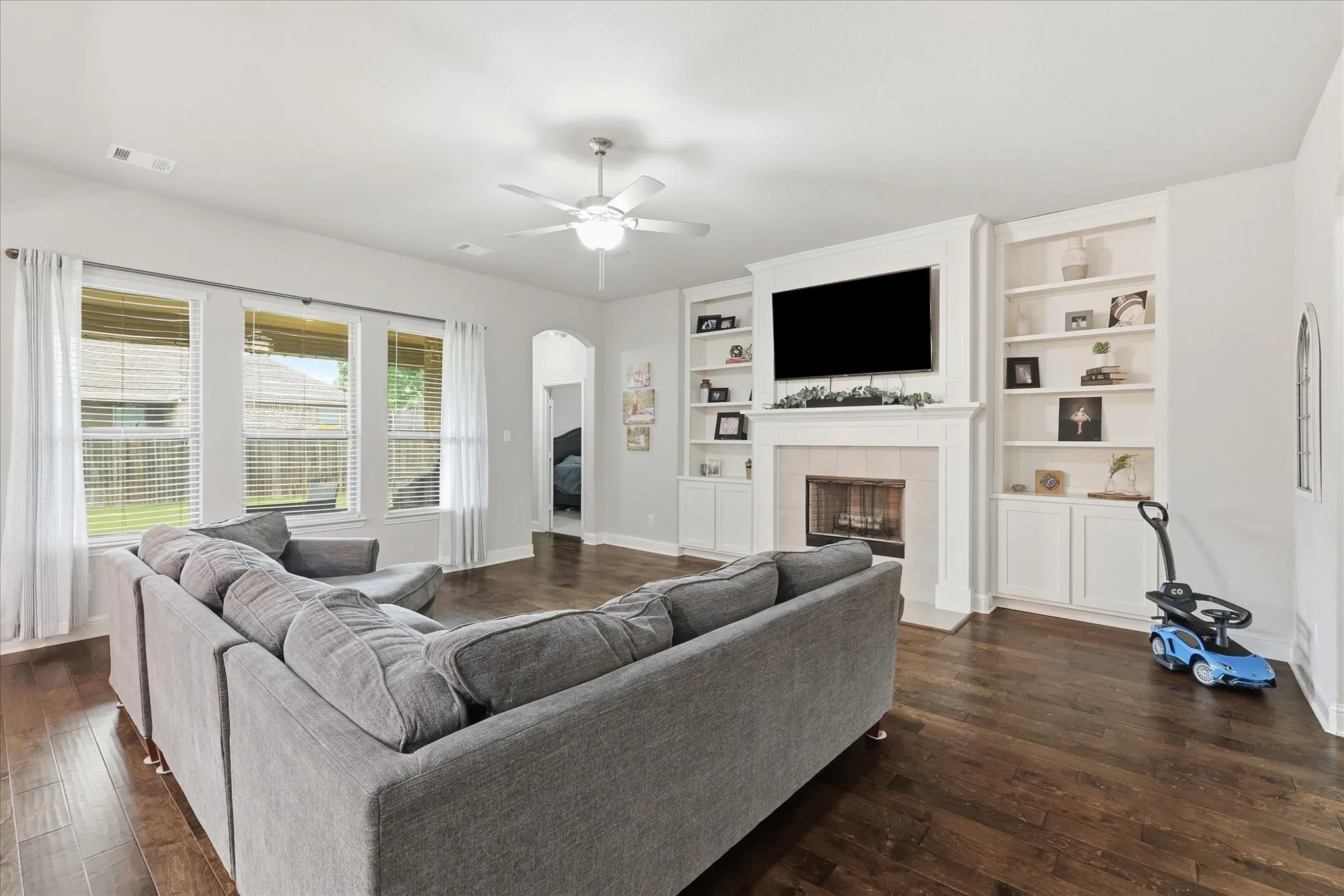 Single Family Residence For Sale in Ellis County , 4013 Orchard Park Lane, Midlothian, Texas 76065, 4 Bedroom, 2 Bathroom, 2 Garage spaces, 2,327 Sqft, built in 2017, mls#21306581, Real Estate Agent in Midlothian, Homes For Sale in Ellis county, Homes For Sale in Midlothian, Realtor in Midlothian Texas, Real Estate Brokerage Independent Realty Texas, Luminita Cordes Realtor