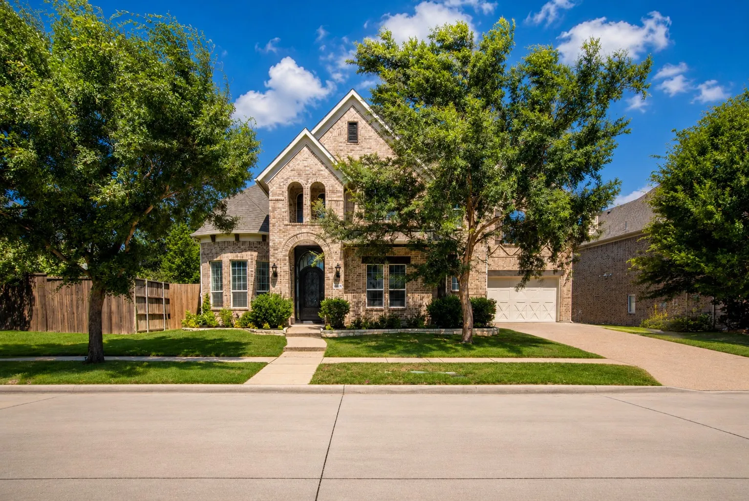 Single Family Residence For Sale in Collin County , 5968 Louis Lane, Frisco, Texas 75035, 6 Bedroom, 6 Bathroom, 3 Garage spaces, 4,780 Sqft, built in 2014, mls#21306484, Real Estate Agent in Frisco, Homes For Sale in Collin county, Homes For Sale in Frisco, Realtor in Frisco Texas, Real Estate Brokerage Independent Realty Texas, Luminita Cordes Realtor