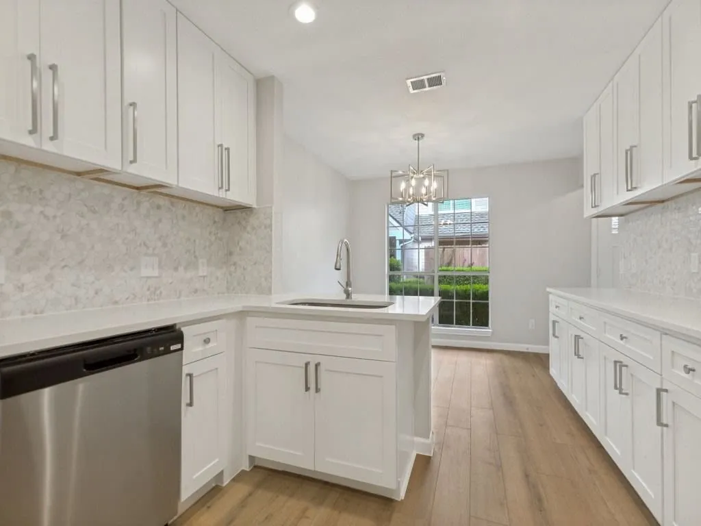 Condominium For Sale in Collin County , 17910 Windflower Way 2302, Dallas, Texas 75252, 3 Bedroom, 3 Bathroom, Garage spaces, 1,297 Sqft, built in 1985, mls#21306698, Real Estate Agent in Dallas, Homes For Sale in Collin county, Homes For Sale in Dallas, Realtor in Dallas Texas, Real Estate Brokerage Independent Realty Texas, Luminita Cordes Realtor
