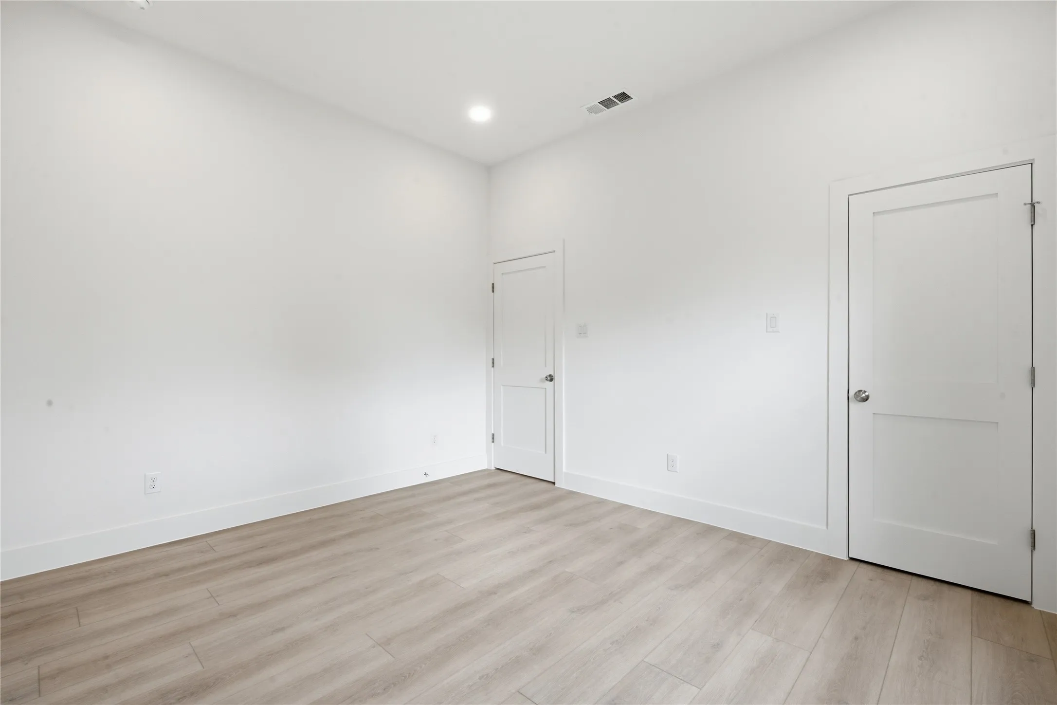 Single Family Residence For Sale in Dallas County , 2622 Bainbridge Drive, Dallas, Texas 75237, 5 Bedroom, 4 Bathroom, 2 Garage spaces, 2,640 Sqft, built in 2026, mls#21306374, Real Estate Agent in Dallas, Homes For Sale in Dallas county, Homes For Sale in Dallas, Realtor in Dallas Texas, Real Estate Brokerage Independent Realty Texas, Luminita Cordes Realtor