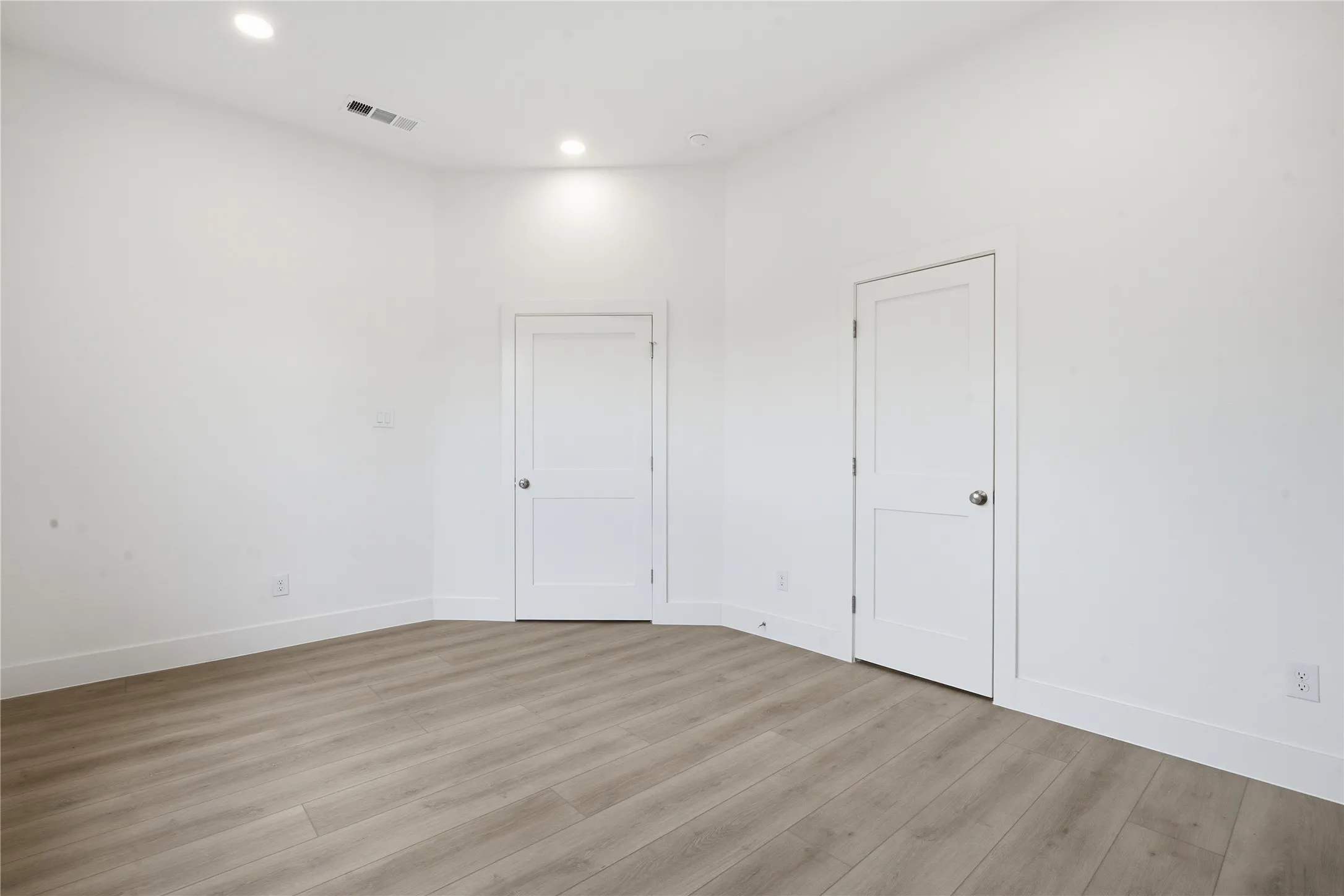 Single Family Residence For Sale in Dallas County , 2622 Bainbridge Drive, Dallas, Texas 75237, 5 Bedroom, 4 Bathroom, 2 Garage spaces, 2,640 Sqft, built in 2026, mls#21306374, Real Estate Agent in Dallas, Homes For Sale in Dallas county, Homes For Sale in Dallas, Realtor in Dallas Texas, Real Estate Brokerage Independent Realty Texas, Luminita Cordes Realtor