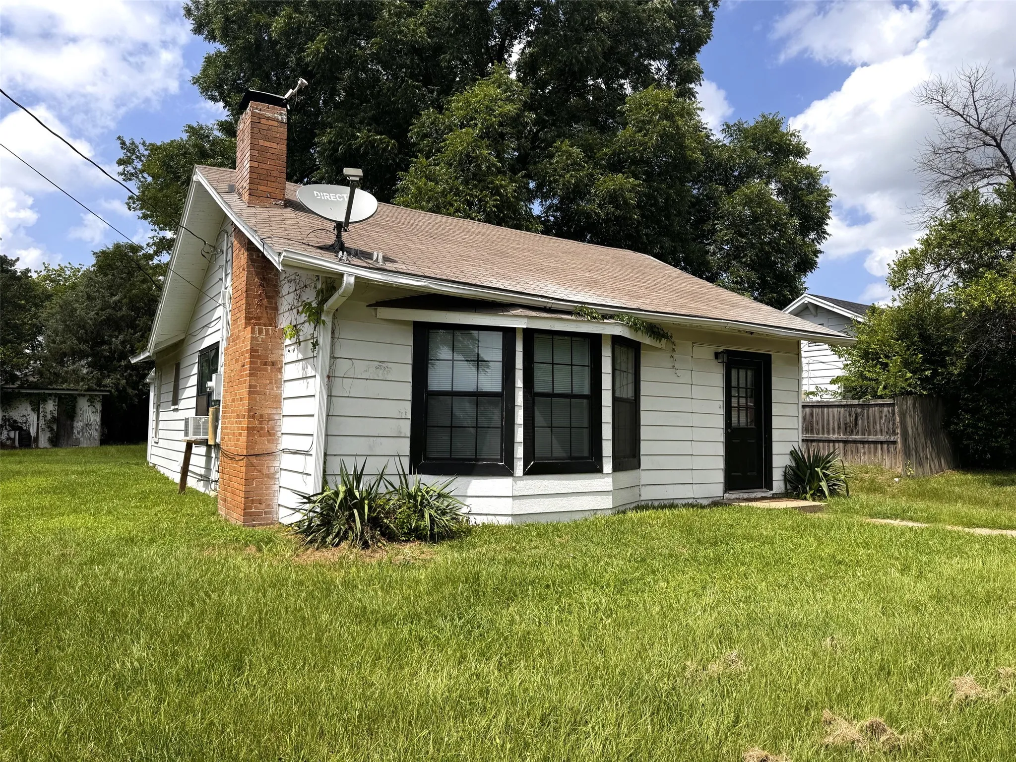 Single Family Residence For Sale in Titus County , 414 W 4th St., Mt Pleasant, Texas 75455, 3 Bedrooms, 1 Bathroom, Garage spaces, 1,362 Sqft, built in 1939, Price $175,000, mls#21300693, Real Estate Agent in Mt Pleasant, Homes For Sale in Titus county, Homes For Sale in Mt Pleasant, Realtor in Mt Pleasant Texas, Real Estate Brokerage Independent Realty Texas, Luminita Cordes Realtor