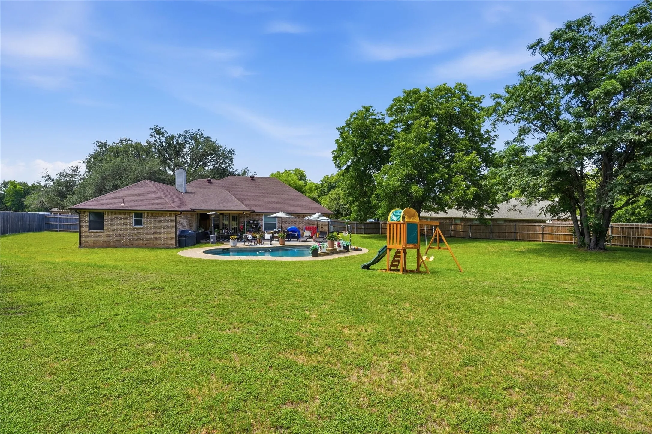 Single Family Residence For Sale in Hood County , 4406 Two Creek Court, Granbury, Texas 76049, 4 Bedroom, 2 Bathroom, 2 Garage spaces, 2,016 Sqft, built in 2006, mls#21305319, Real Estate Agent in Granbury, Homes For Sale in Hood county, Homes For Sale in Granbury, Realtor in Granbury Texas, Real Estate Brokerage Independent Realty Texas, Luminita Cordes Realtor