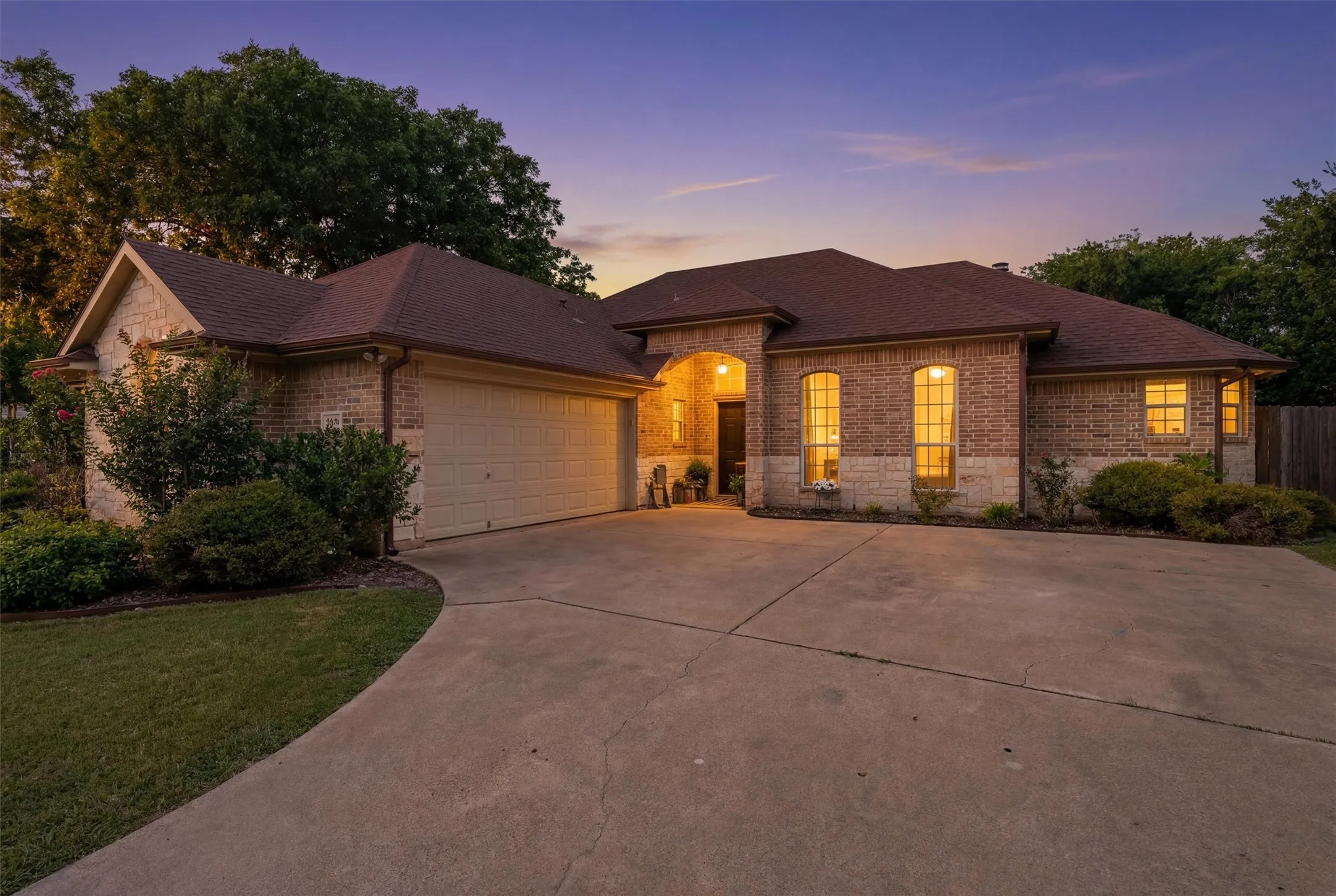 Single Family Residence For Sale in Hood County , 4406 Two Creek Court, Granbury, Texas 76049, 4 Bedroom, 2 Bathroom, 2 Garage spaces, 2,016 Sqft, built in 2006, mls#21305319, Real Estate Agent in Granbury, Homes For Sale in Hood county, Homes For Sale in Granbury, Realtor in Granbury Texas, Real Estate Brokerage Independent Realty Texas, Luminita Cordes Realtor