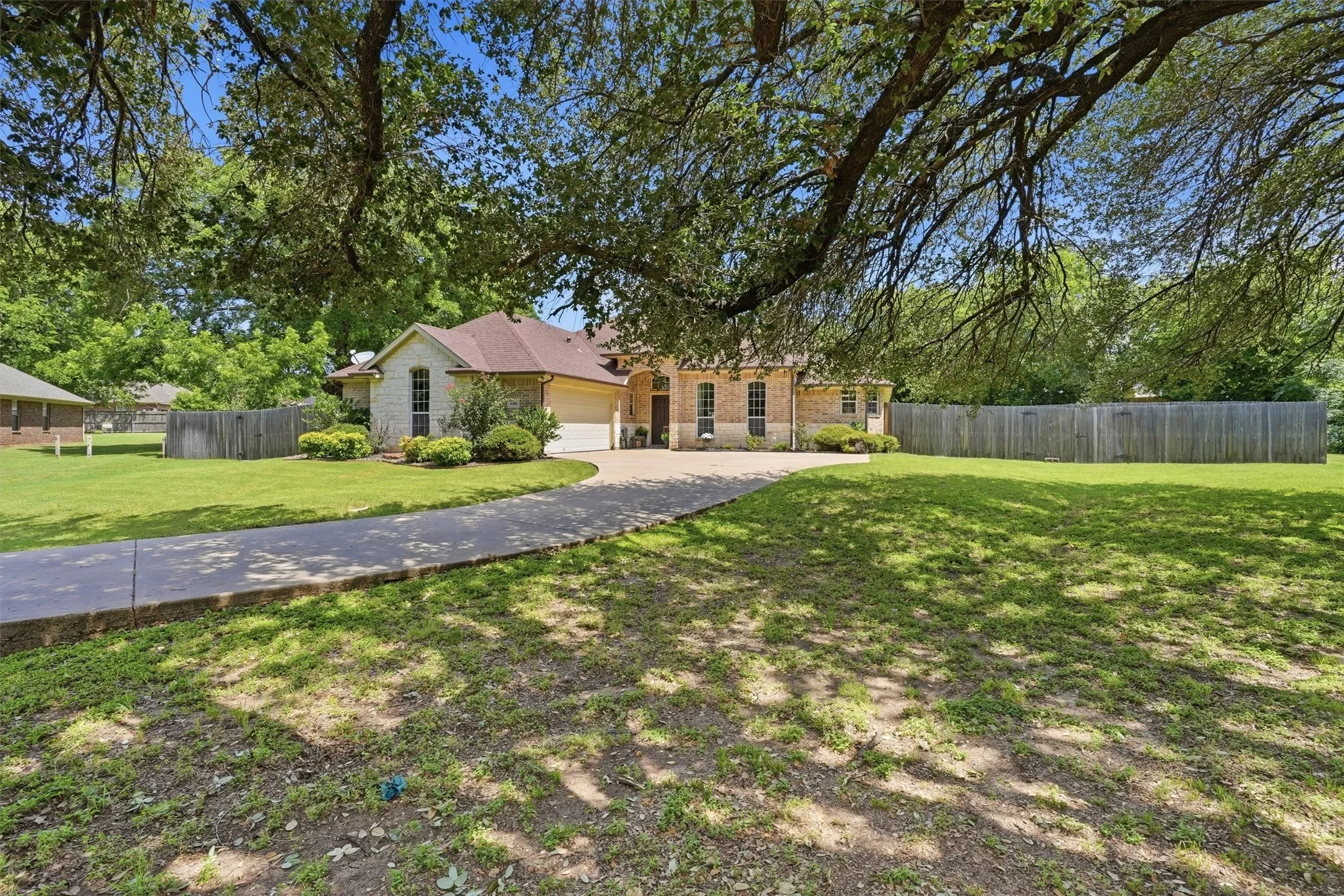 Single Family Residence For Sale in Hood County , 4406 Two Creek Court, Granbury, Texas 76049, 4 Bedroom, 2 Bathroom, 2 Garage spaces, 2,016 Sqft, built in 2006, mls#21305319, Real Estate Agent in Granbury, Homes For Sale in Hood county, Homes For Sale in Granbury, Realtor in Granbury Texas, Real Estate Brokerage Independent Realty Texas, Luminita Cordes Realtor