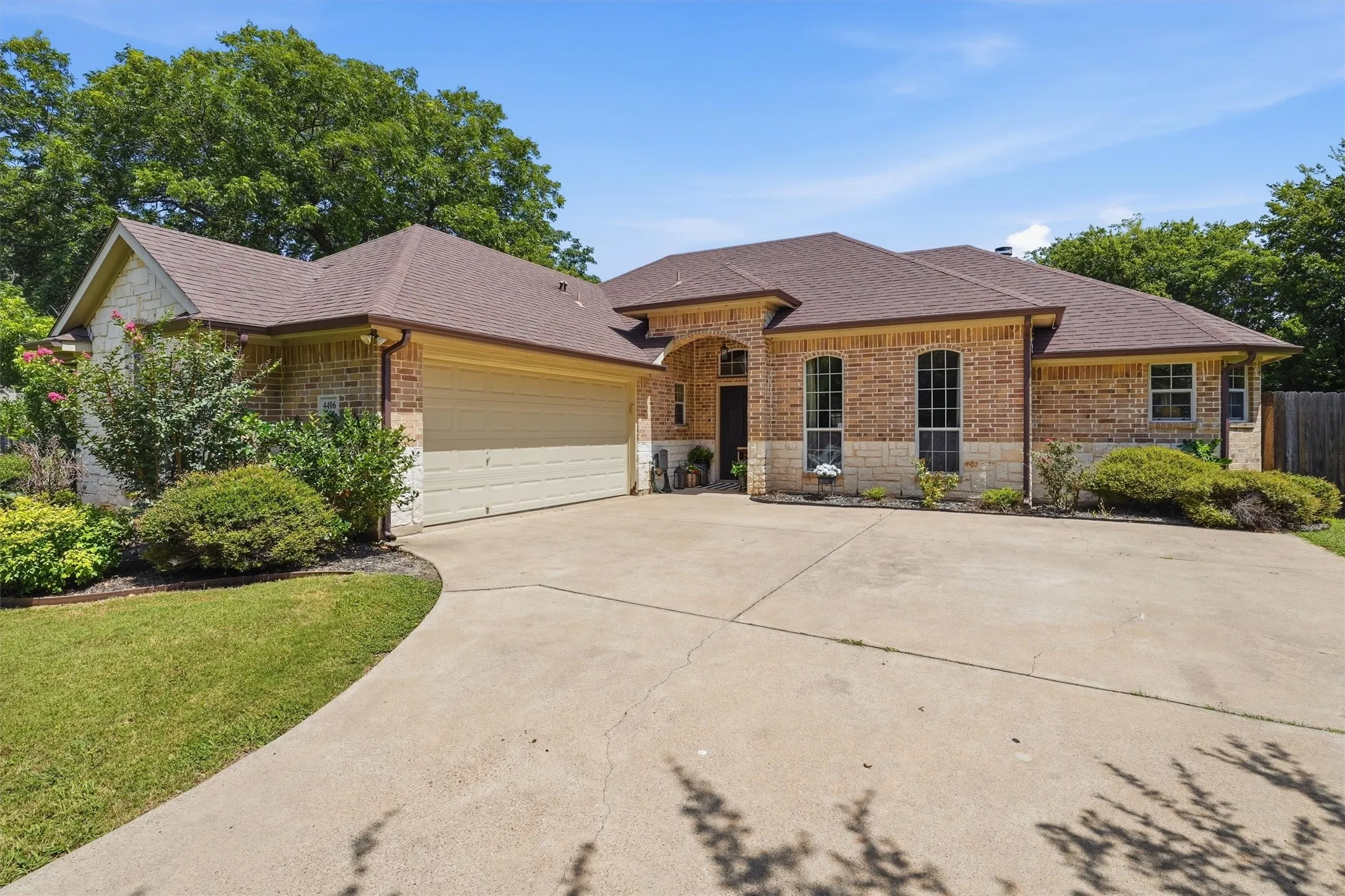 Single Family Residence For Sale in Hood County , 4406 Two Creek Court, Granbury, Texas 76049, 4 Bedroom, 2 Bathroom, 2 Garage spaces, 2,016 Sqft, built in 2006, mls#21305319, Real Estate Agent in Granbury, Homes For Sale in Hood county, Homes For Sale in Granbury, Realtor in Granbury Texas, Real Estate Brokerage Independent Realty Texas, Luminita Cordes Realtor