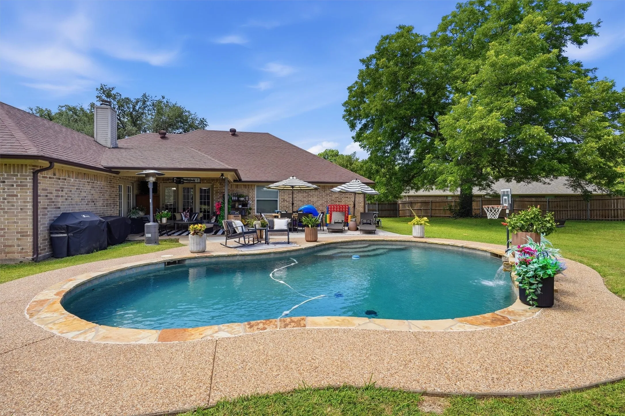 Single Family Residence For Sale in Hood County , 4406 Two Creek Court, Granbury, Texas 76049, 4 Bedroom, 2 Bathroom, 2 Garage spaces, 2,016 Sqft, built in 2006, mls#21305319, Real Estate Agent in Granbury, Homes For Sale in Hood county, Homes For Sale in Granbury, Realtor in Granbury Texas, Real Estate Brokerage Independent Realty Texas, Luminita Cordes Realtor