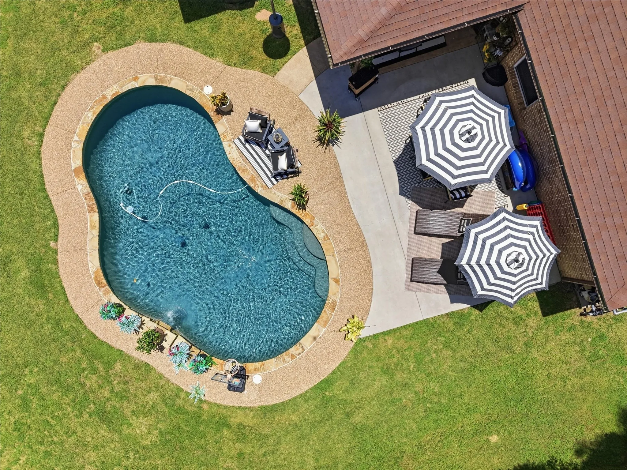 Single Family Residence For Sale in Hood County , 4406 Two Creek Court, Granbury, Texas 76049, 4 Bedroom, 2 Bathroom, 2 Garage spaces, 2,016 Sqft, built in 2006, mls#21305319, Real Estate Agent in Granbury, Homes For Sale in Hood county, Homes For Sale in Granbury, Realtor in Granbury Texas, Real Estate Brokerage Independent Realty Texas, Luminita Cordes Realtor