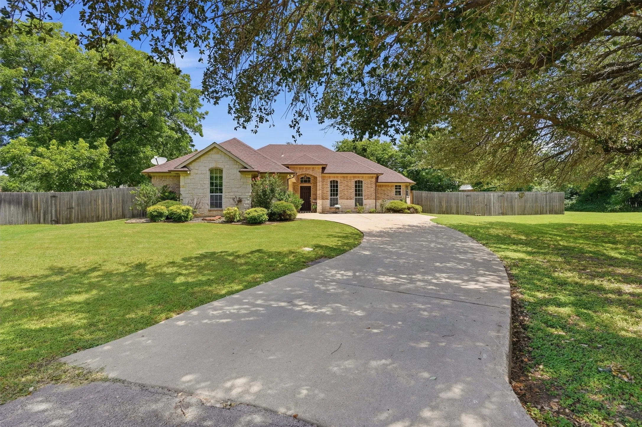 Single Family Residence For Sale in Hood County , 4406 Two Creek Court, Granbury, Texas 76049, 4 Bedroom, 2 Bathroom, 2 Garage spaces, 2,016 Sqft, built in 2006, mls#21305319, Real Estate Agent in Granbury, Homes For Sale in Hood county, Homes For Sale in Granbury, Realtor in Granbury Texas, Real Estate Brokerage Independent Realty Texas, Luminita Cordes Realtor