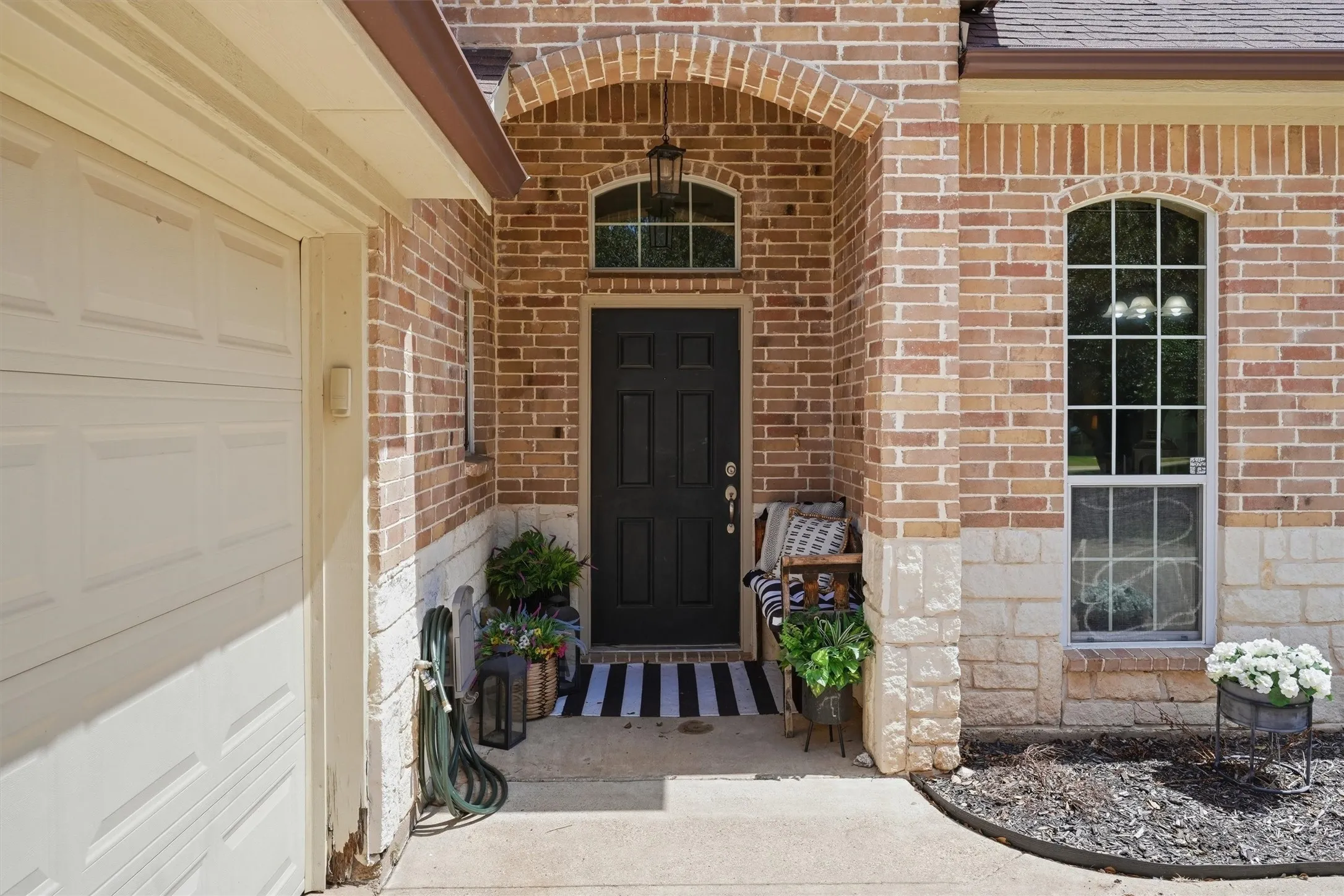 Single Family Residence For Sale in Hood County , 4406 Two Creek Court, Granbury, Texas 76049, 4 Bedroom, 2 Bathroom, 2 Garage spaces, 2,016 Sqft, built in 2006, mls#21305319, Real Estate Agent in Granbury, Homes For Sale in Hood county, Homes For Sale in Granbury, Realtor in Granbury Texas, Real Estate Brokerage Independent Realty Texas, Luminita Cordes Realtor