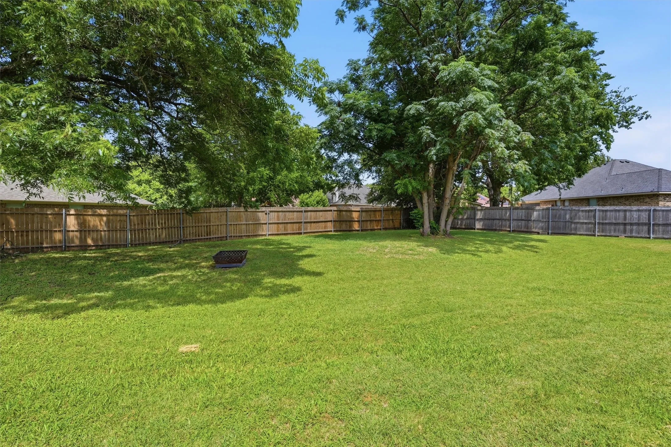 Single Family Residence For Sale in Hood County , 4406 Two Creek Court, Granbury, Texas 76049, 4 Bedroom, 2 Bathroom, 2 Garage spaces, 2,016 Sqft, built in 2006, mls#21305319, Real Estate Agent in Granbury, Homes For Sale in Hood county, Homes For Sale in Granbury, Realtor in Granbury Texas, Real Estate Brokerage Independent Realty Texas, Luminita Cordes Realtor