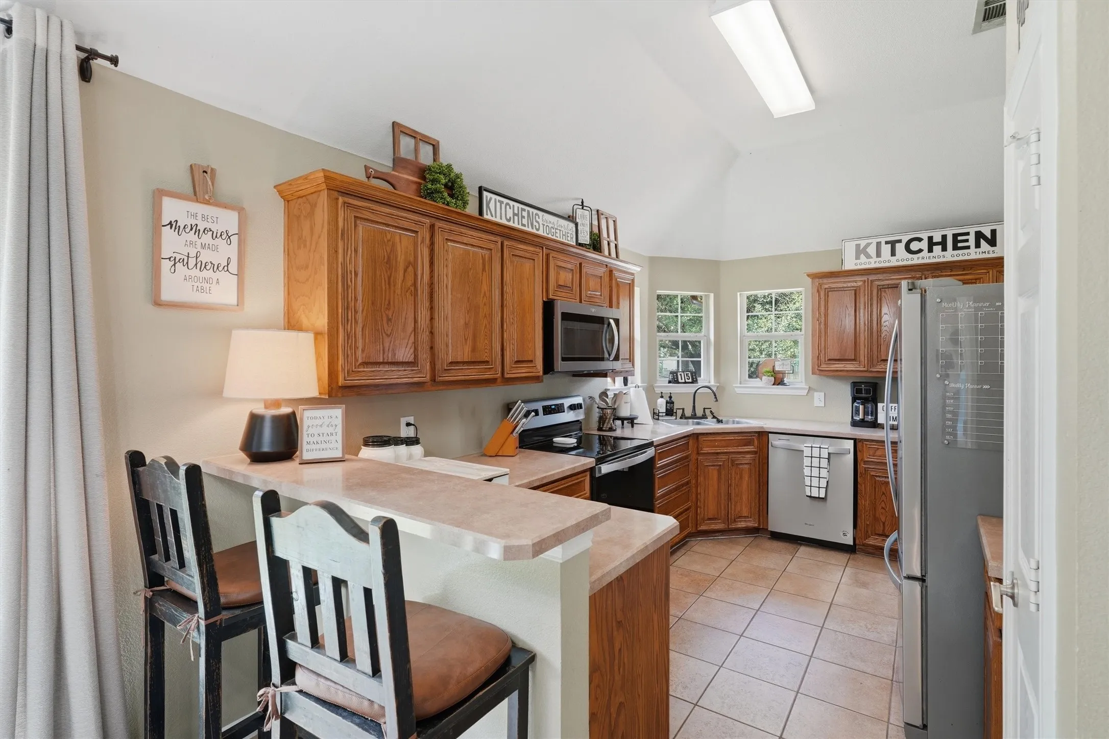 Single Family Residence For Sale in Hood County , 4406 Two Creek Court, Granbury, Texas 76049, 4 Bedroom, 2 Bathroom, 2 Garage spaces, 2,016 Sqft, built in 2006, mls#21305319, Real Estate Agent in Granbury, Homes For Sale in Hood county, Homes For Sale in Granbury, Realtor in Granbury Texas, Real Estate Brokerage Independent Realty Texas, Luminita Cordes Realtor