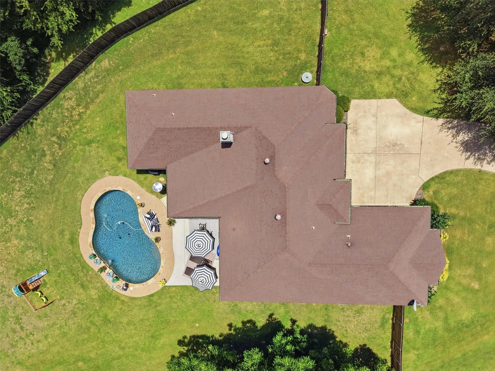 Single Family Residence For Sale in Hood County , 4406 Two Creek Court, Granbury, Texas 76049, 4 Bedroom, 2 Bathroom, 2 Garage spaces, 2,016 Sqft, built in 2006, mls#21305319, Real Estate Agent in Granbury, Homes For Sale in Hood county, Homes For Sale in Granbury, Realtor in Granbury Texas, Real Estate Brokerage Independent Realty Texas, Luminita Cordes Realtor
