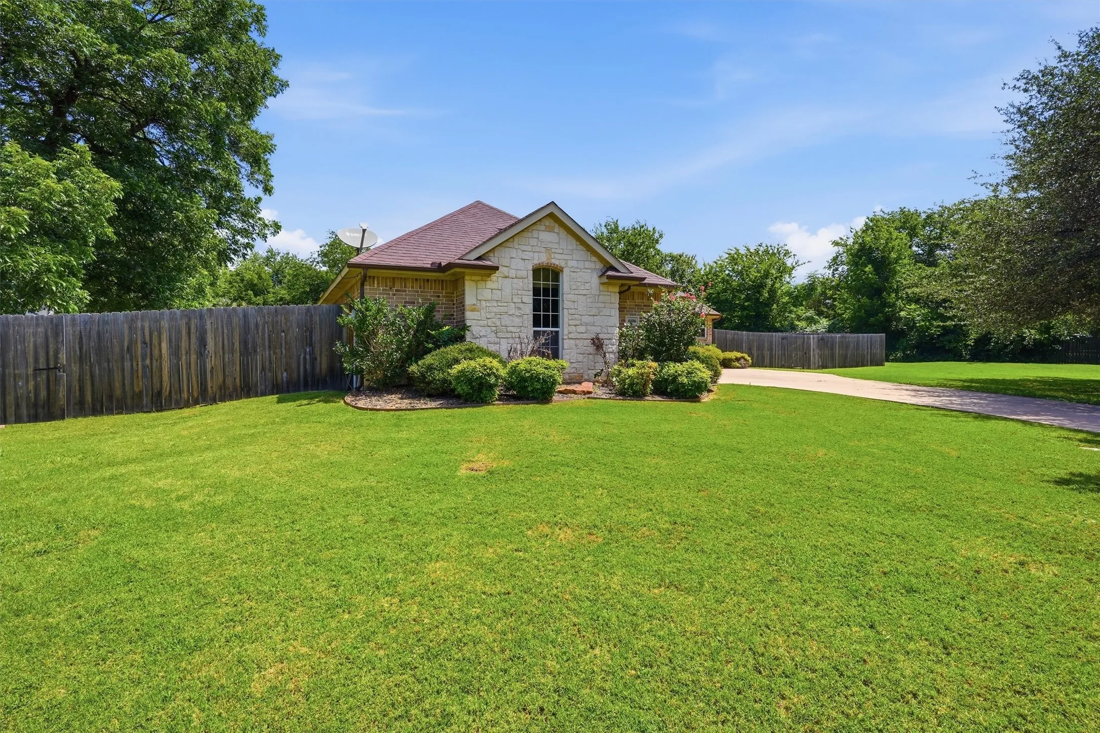 Single Family Residence For Sale in Hood County , 4406 Two Creek Court, Granbury, Texas 76049, 4 Bedroom, 2 Bathroom, 2 Garage spaces, 2,016 Sqft, built in 2006, mls#21305319, Real Estate Agent in Granbury, Homes For Sale in Hood county, Homes For Sale in Granbury, Realtor in Granbury Texas, Real Estate Brokerage Independent Realty Texas, Luminita Cordes Realtor