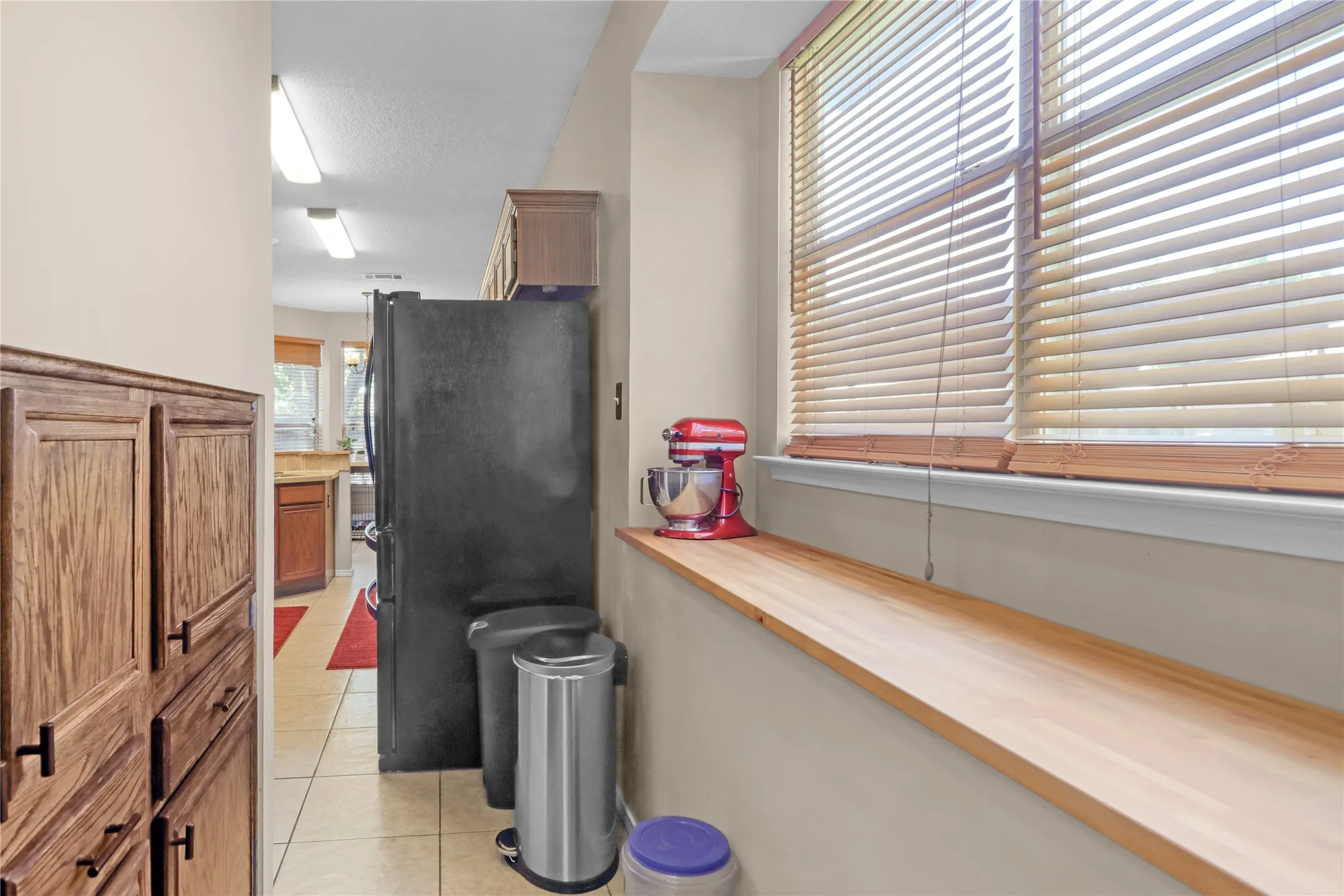 Space between the dining room and kitchen.