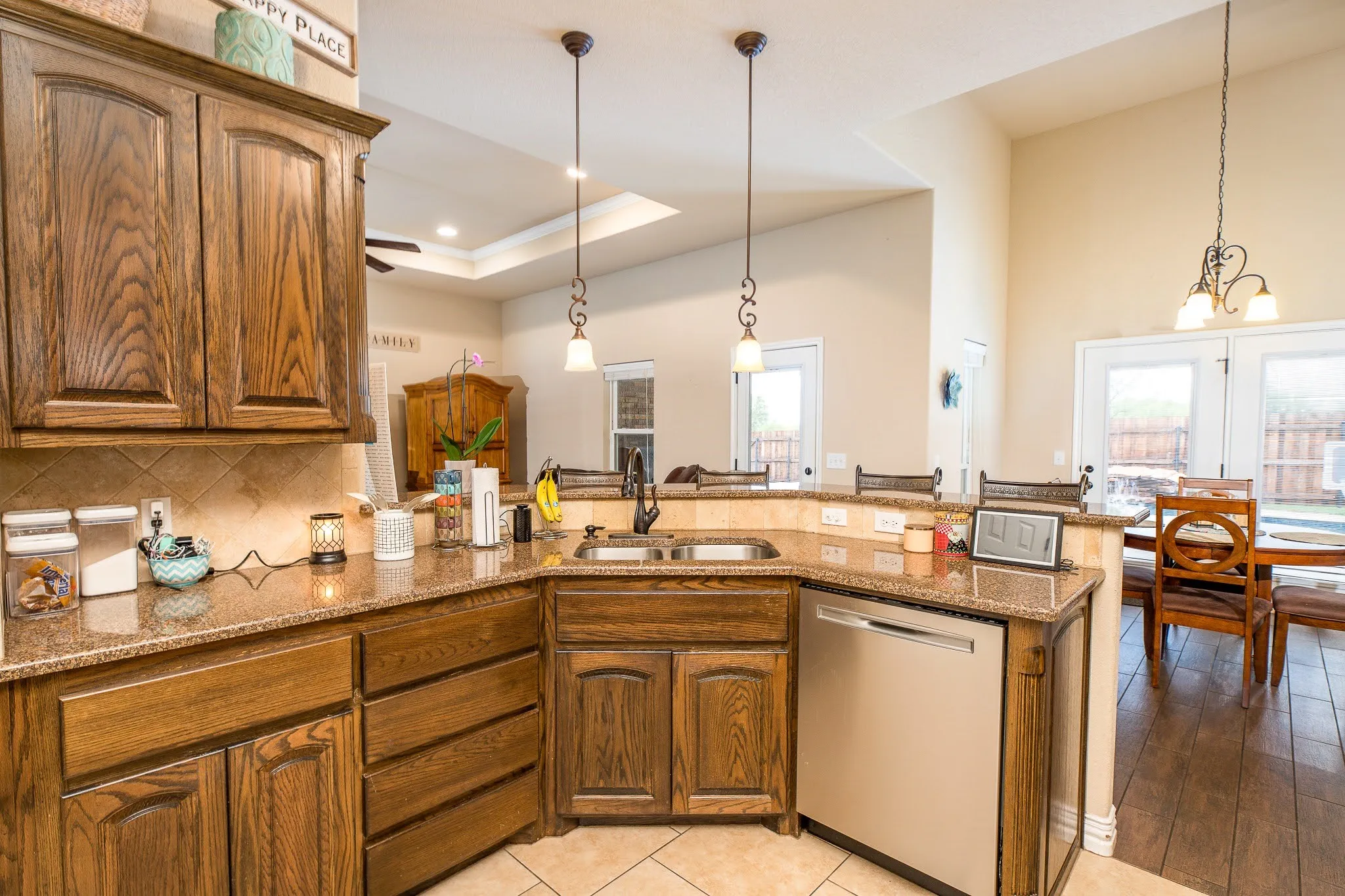 Single Family Residence For Sale in Clay County , 1004 Vineyard Lane, Henrietta, Texas 76365, 4 Bedroom, 3 Bathroom, 2 Garage spaces, 2,483 Sqft, built in 2011, mls#21306735, Real Estate Agent in Henrietta, Homes For Sale in Clay county, Homes For Sale in Henrietta, Realtor in Henrietta Texas, Real Estate Brokerage Independent Realty Texas, Luminita Cordes Realtor