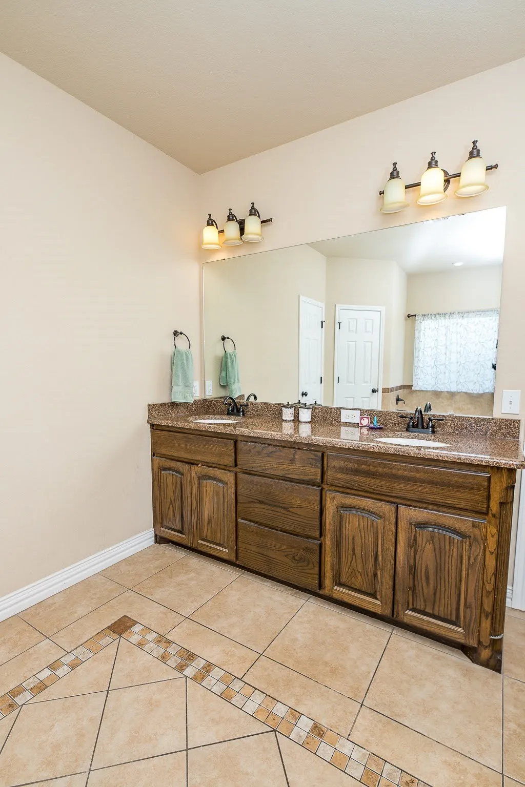 Single Family Residence For Sale in Clay County , 1004 Vineyard Lane, Henrietta, Texas 76365, 4 Bedroom, 3 Bathroom, 2 Garage spaces, 2,483 Sqft, built in 2011, mls#21306735, Real Estate Agent in Henrietta, Homes For Sale in Clay county, Homes For Sale in Henrietta, Realtor in Henrietta Texas, Real Estate Brokerage Independent Realty Texas, Luminita Cordes Realtor