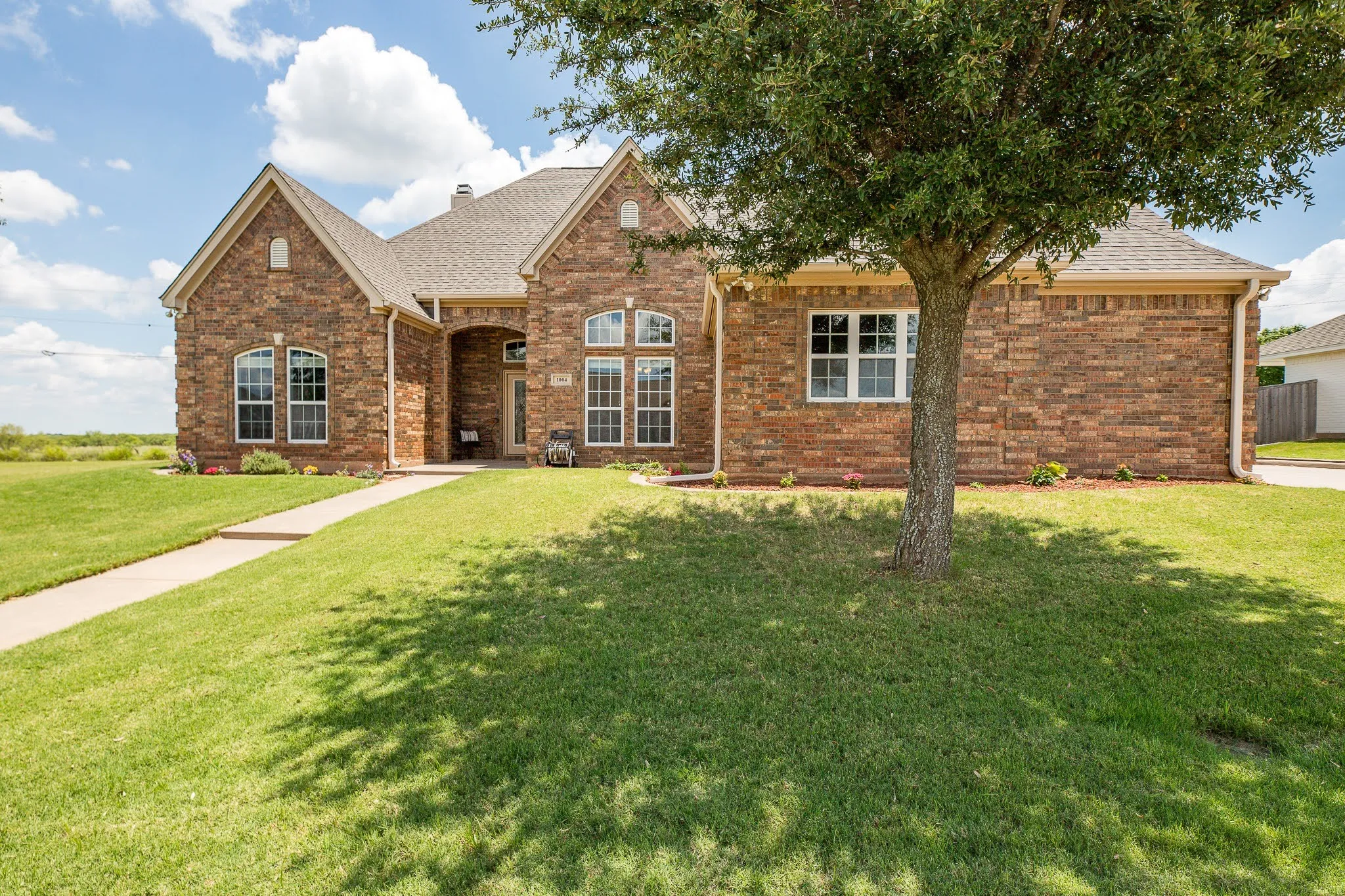 Single Family Residence For Sale in Clay County , 1004 Vineyard Lane, Henrietta, Texas 76365, 4 Bedroom, 3 Bathroom, 2 Garage spaces, 2,483 Sqft, built in 2011, mls#21306735, Real Estate Agent in Henrietta, Homes For Sale in Clay county, Homes For Sale in Henrietta, Realtor in Henrietta Texas, Real Estate Brokerage Independent Realty Texas, Luminita Cordes Realtor
