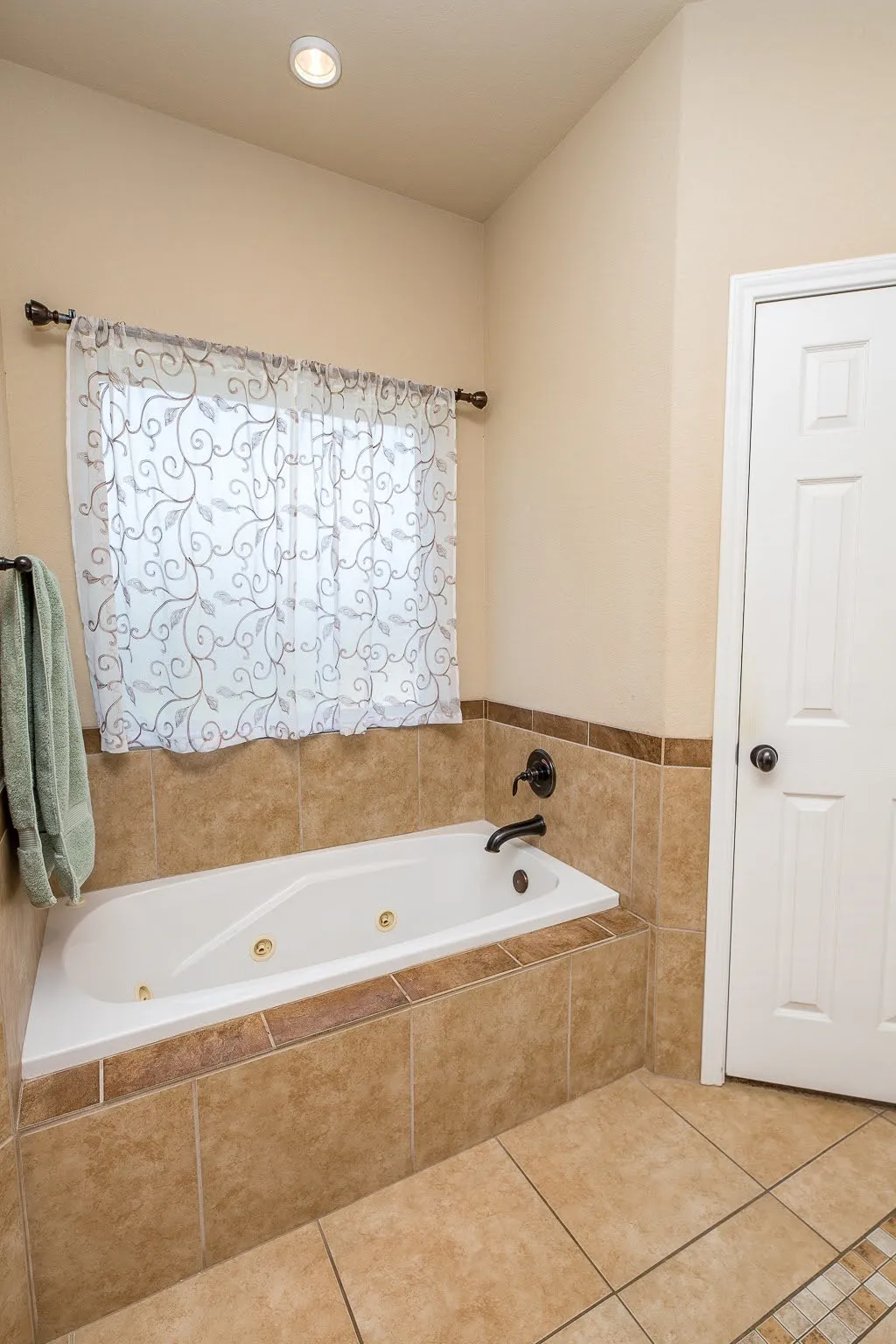 Single Family Residence For Sale in Clay County , 1004 Vineyard Lane, Henrietta, Texas 76365, 4 Bedroom, 3 Bathroom, 2 Garage spaces, 2,483 Sqft, built in 2011, mls#21306735, Real Estate Agent in Henrietta, Homes For Sale in Clay county, Homes For Sale in Henrietta, Realtor in Henrietta Texas, Real Estate Brokerage Independent Realty Texas, Luminita Cordes Realtor