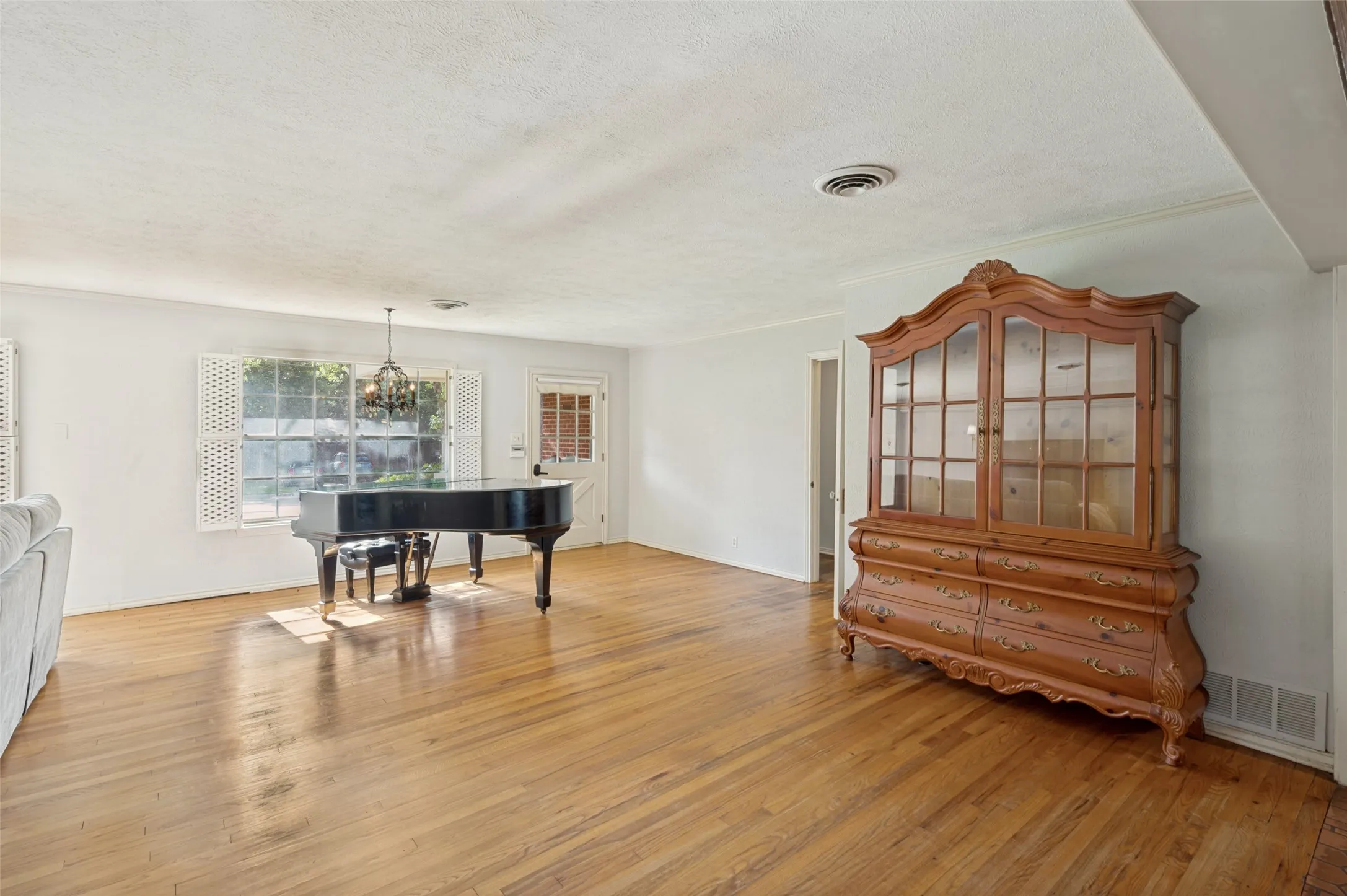 Use this space as a dining room, an extension of the living room or a space to showcase a special piece of furniture.