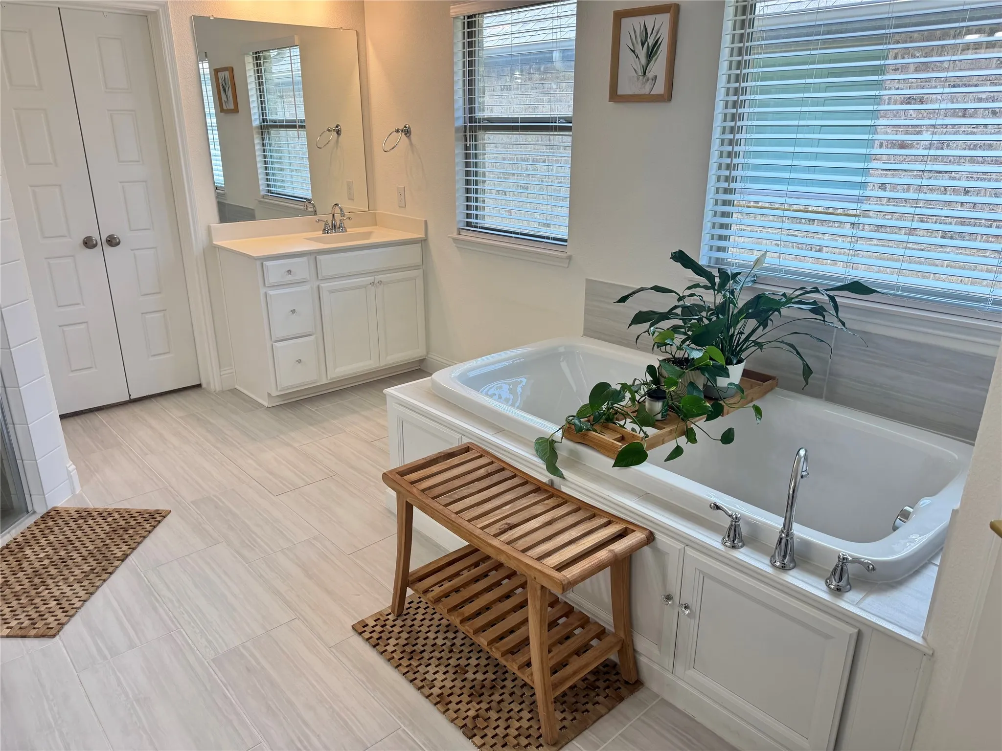XL spa designed tub