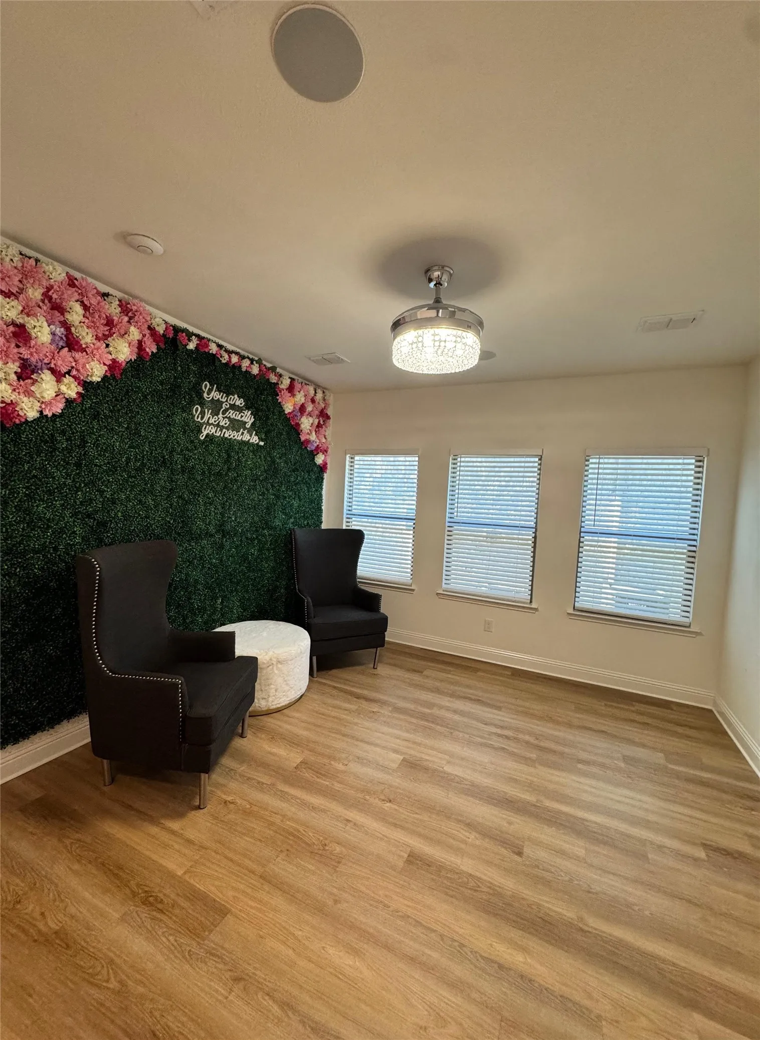 Or TV Entertainment room with TV cables aesthetically hidden