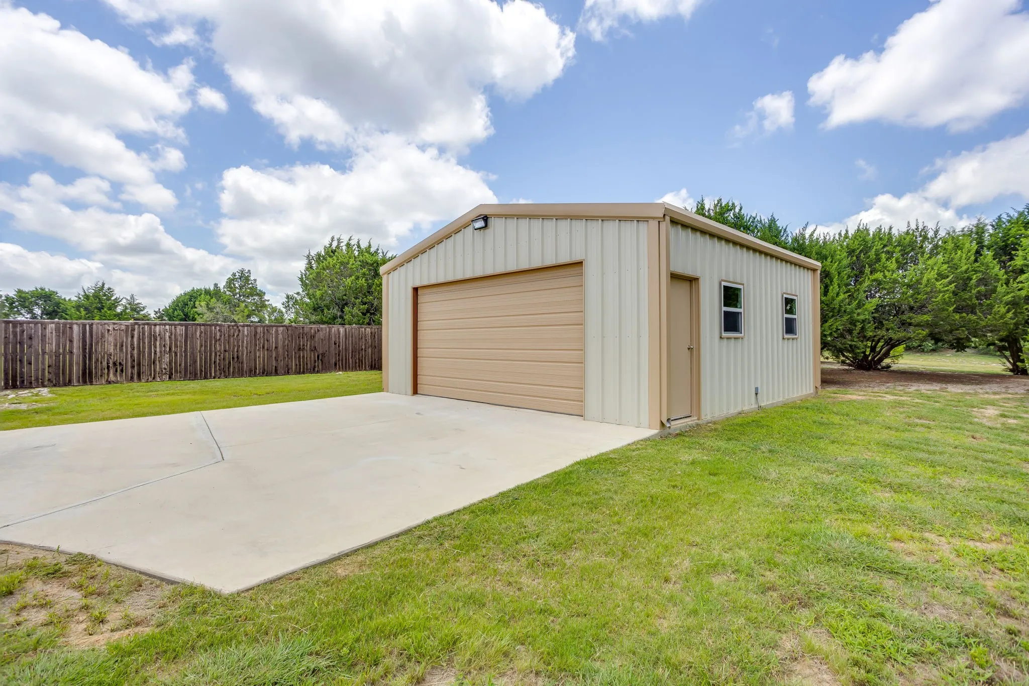 Single Family Residence For Sale in Ellis County , 3830 Richard Road, Midlothian, Texas 76065, 4 Bedroom, 3 Bathroom, 4 Garage spaces, 2,498 Sqft, built in 2018, Price $647,000, mls#21306309, Real Estate Agent in Midlothian, Homes For Sale in Ellis county, Homes For Sale in Midlothian, Realtor in Midlothian Texas, Real Estate Brokerage Independent Realty Texas, Luminita Cordes Realtor