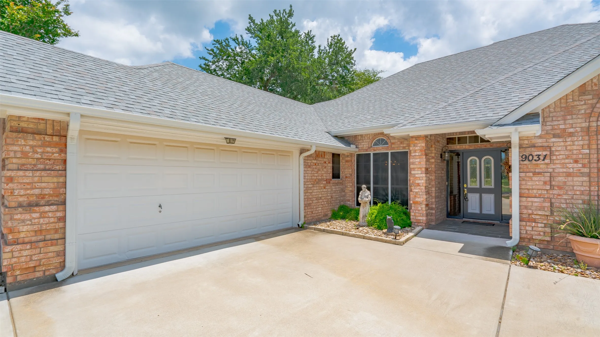 Single Family Residence For Sale in Hood County , 9031 Bontura Road, Granbury, Texas 76049, 3 Bedroom, 3 Bathroom, 2 Garage spaces, 2,319 Sqft, built in 1991, mls#21306760, Real Estate Agent in Granbury, Homes For Sale in Hood county, Homes For Sale in Granbury, Realtor in Granbury Texas, Real Estate Brokerage Independent Realty Texas, Luminita Cordes Realtor
