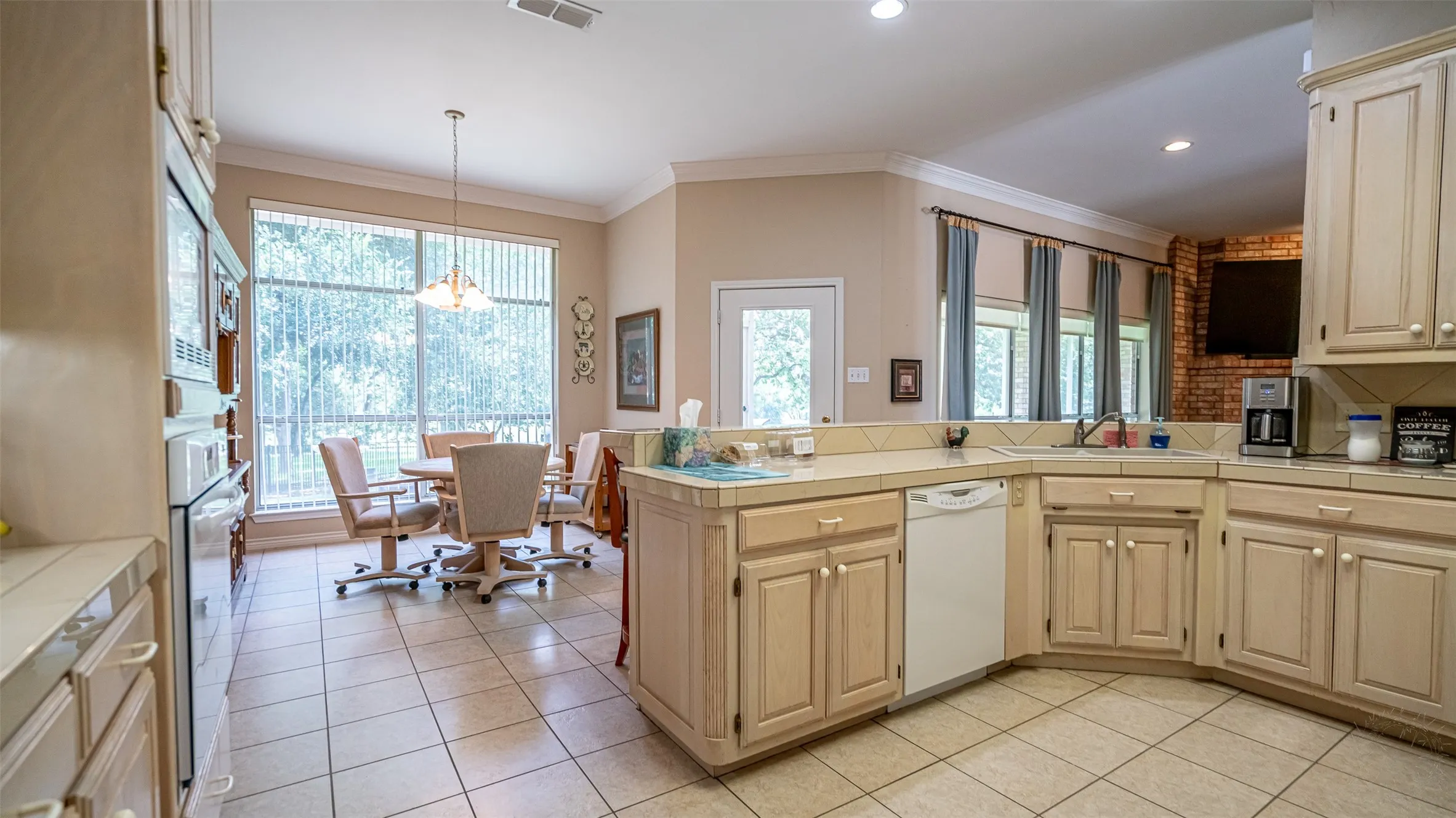 Single Family Residence For Sale in Hood County , 9031 Bontura Road, Granbury, Texas 76049, 3 Bedroom, 3 Bathroom, 2 Garage spaces, 2,319 Sqft, built in 1991, mls#21306760, Real Estate Agent in Granbury, Homes For Sale in Hood county, Homes For Sale in Granbury, Realtor in Granbury Texas, Real Estate Brokerage Independent Realty Texas, Luminita Cordes Realtor