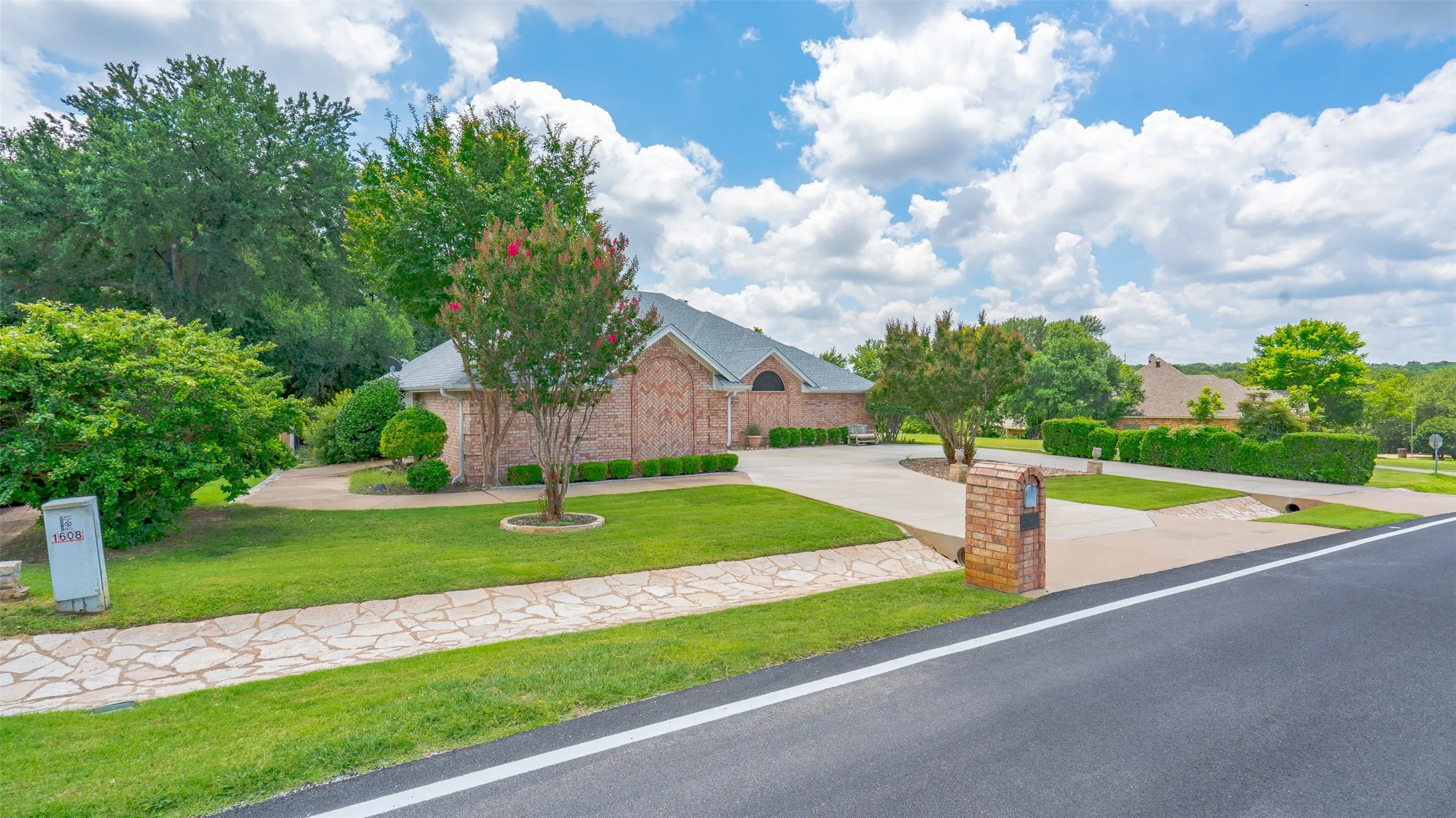 Single Family Residence For Sale in Hood County , 9031 Bontura Road, Granbury, Texas 76049, 3 Bedroom, 3 Bathroom, 2 Garage spaces, 2,319 Sqft, built in 1991, mls#21306760, Real Estate Agent in Granbury, Homes For Sale in Hood county, Homes For Sale in Granbury, Realtor in Granbury Texas, Real Estate Brokerage Independent Realty Texas, Luminita Cordes Realtor