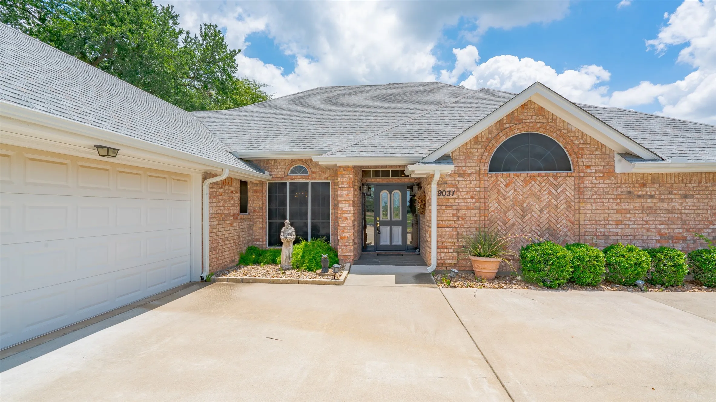 Single Family Residence For Sale in Hood County , 9031 Bontura Road, Granbury, Texas 76049, 3 Bedroom, 3 Bathroom, 2 Garage spaces, 2,319 Sqft, built in 1991, mls#21306760, Real Estate Agent in Granbury, Homes For Sale in Hood county, Homes For Sale in Granbury, Realtor in Granbury Texas, Real Estate Brokerage Independent Realty Texas, Luminita Cordes Realtor