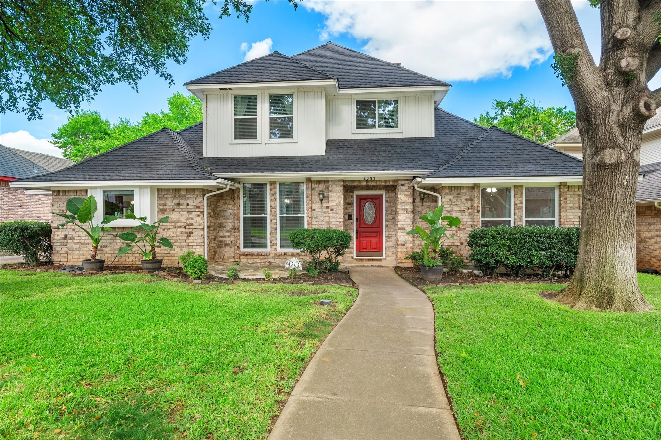 Single Family Residence For Sale in Tarrant County , 4203 Oak Springs Drive, Arlington, Texas 76016, 4 Bedroom, 4 Bathroom, 2 Garage spaces, 2,820 Sqft, built in 1985, mls#21305835, Real Estate Agent in Arlington, Homes For Sale in Tarrant county, Homes For Sale in Arlington, Realtor in Arlington Texas, Real Estate Brokerage Independent Realty Texas, Luminita Cordes Realtor