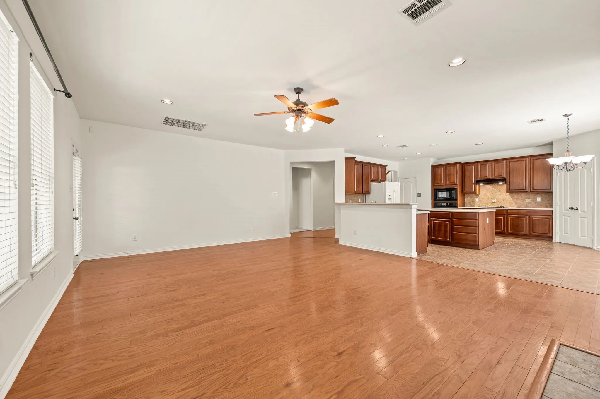 Single Family Residence For Sale in Tarrant County , 808 Briar Ridge Drive, Keller, Texas 76248, 5 Bedroom, 4 Bathroom, 3 Garage spaces, 3,455 Sqft, built in 2004, mls#21294754, Real Estate Agent in Keller, Homes For Sale in Tarrant county, Homes For Sale in Keller, Realtor in Keller Texas, Real Estate Brokerage Independent Realty Texas, Luminita Cordes Realtor