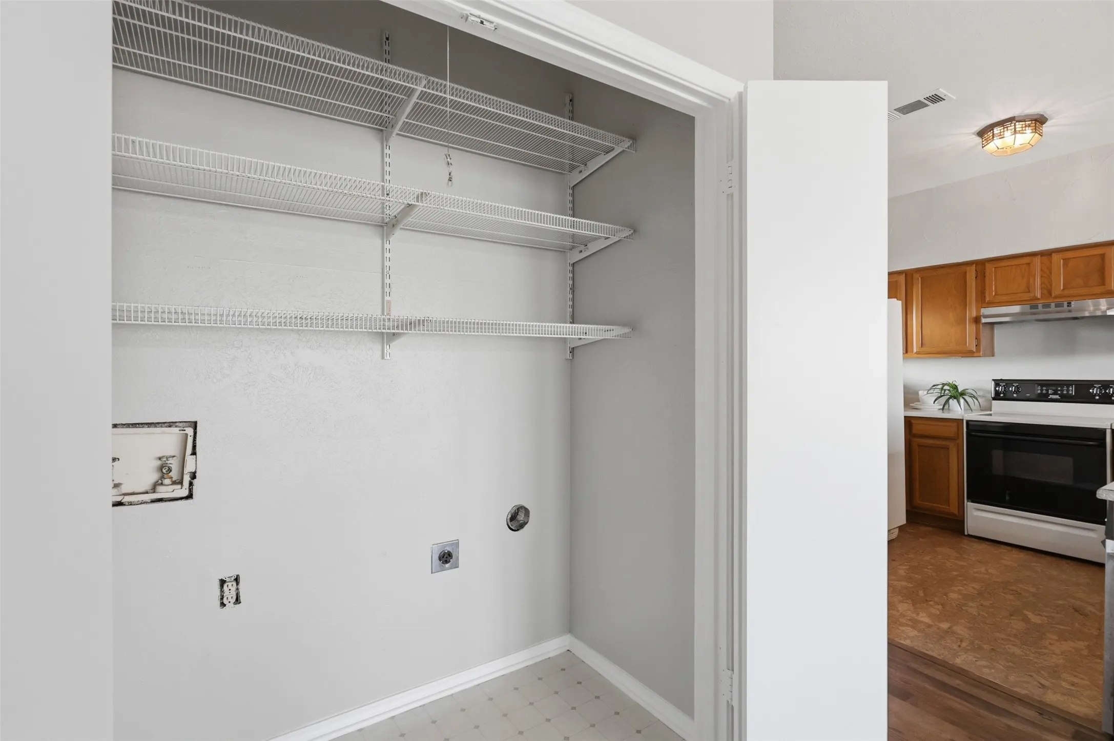 Condominium For Sale in Rockwall County , 275 Henry M Chandler Drive 3, Rockwall, Texas 75032, 2 Bedroom, 2 Bathroom, Garage spaces, 1,174 Sqft, built in 1983, mls#21306805, Real Estate Agent in Rockwall, Homes For Sale in Rockwall county, Homes For Sale in Rockwall, Realtor in Rockwall Texas, Real Estate Brokerage Independent Realty Texas, Luminita Cordes Realtor