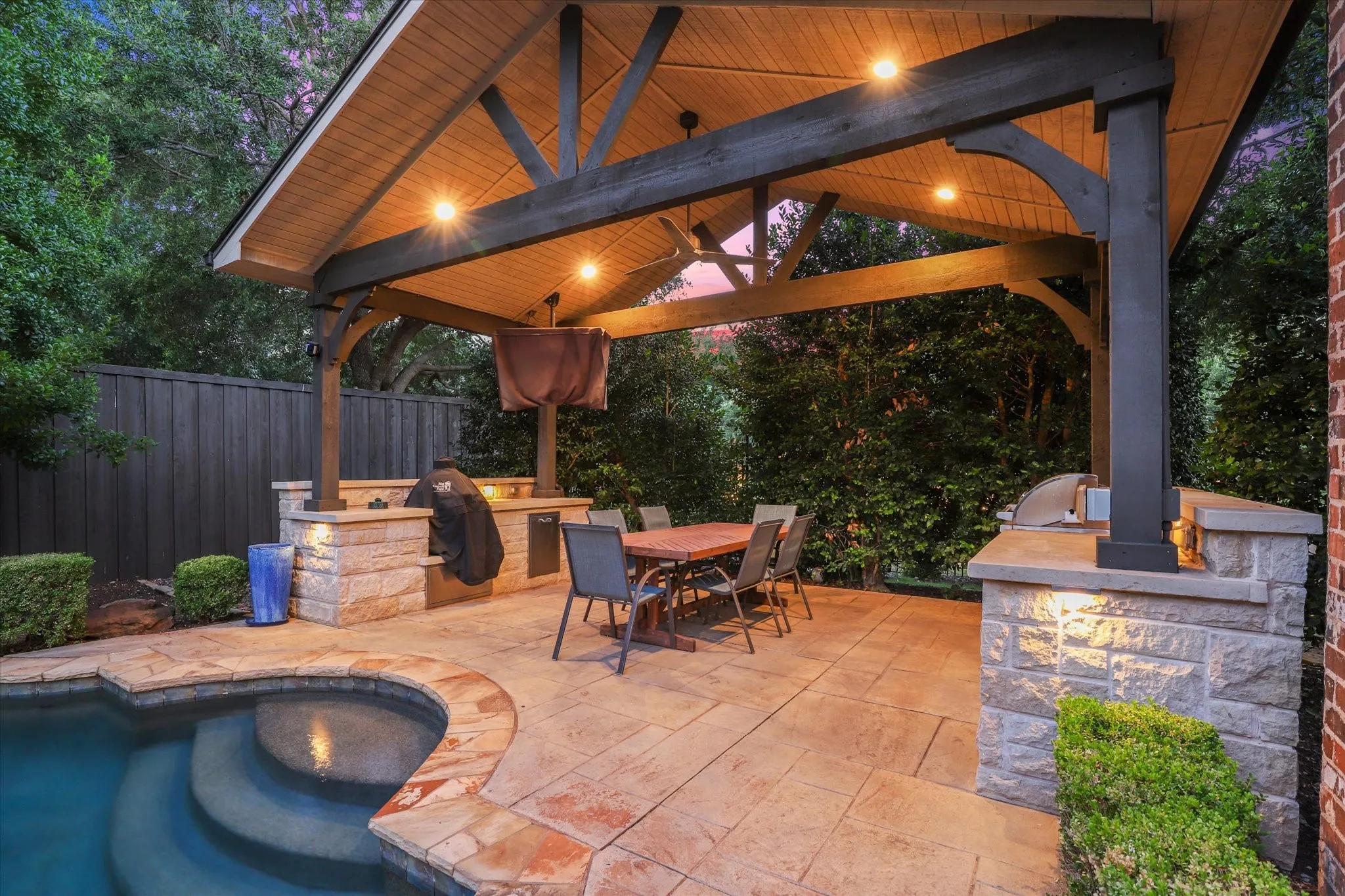 The outdoor Kitchen comes with a Kamado Joe and built in grill.
