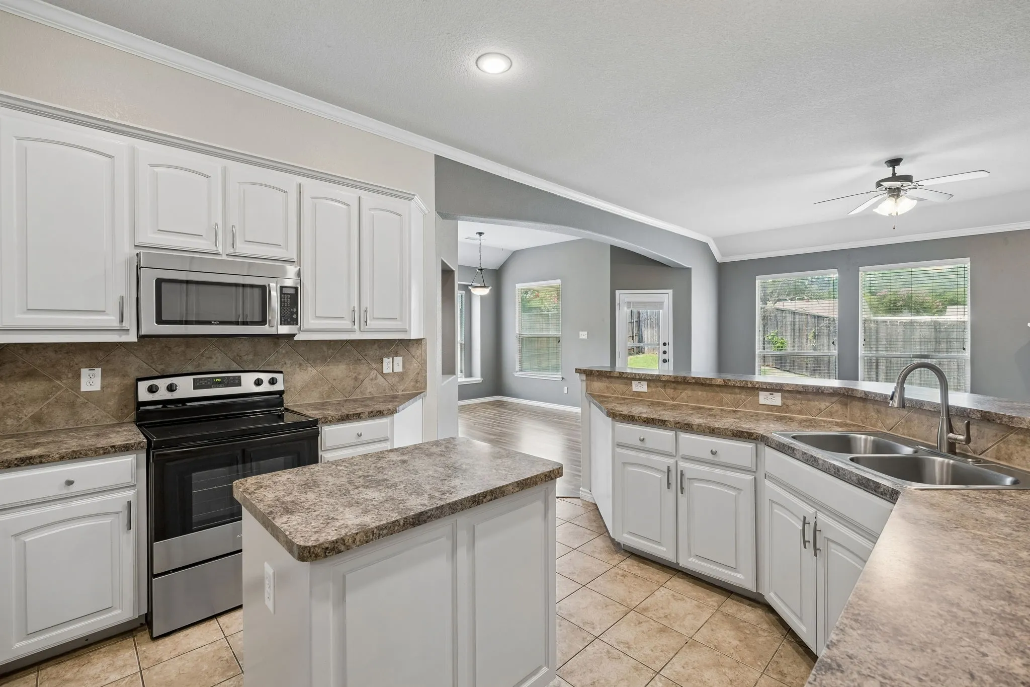 Single Family Residence For Sale in Tarrant County , 425 Corriente Trail, Azle, Texas 76020, 3 Bedroom, 2 Bathroom, 2 Garage spaces, 2,171 Sqft, built in 2010, mls#21295707, Real Estate Agent in Azle, Homes For Sale in Tarrant county, Homes For Sale in Azle, Realtor in Azle Texas, Real Estate Brokerage Independent Realty Texas, Luminita Cordes Realtor
