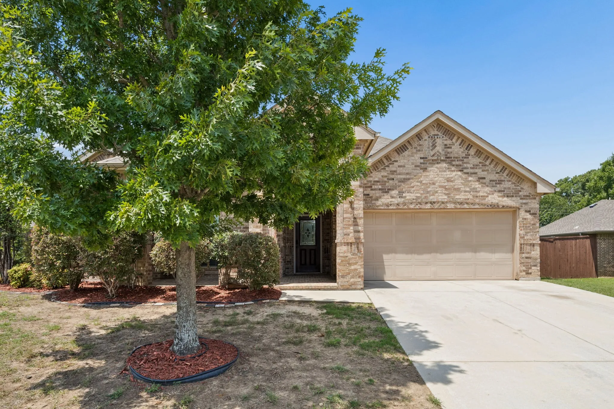 Single Family Residence For Sale in Tarrant County , 425 Corriente Trail, Azle, Texas 76020, 3 Bedroom, 2 Bathroom, 2 Garage spaces, 2,171 Sqft, built in 2010, mls#21295707, Real Estate Agent in Azle, Homes For Sale in Tarrant county, Homes For Sale in Azle, Realtor in Azle Texas, Real Estate Brokerage Independent Realty Texas, Luminita Cordes Realtor