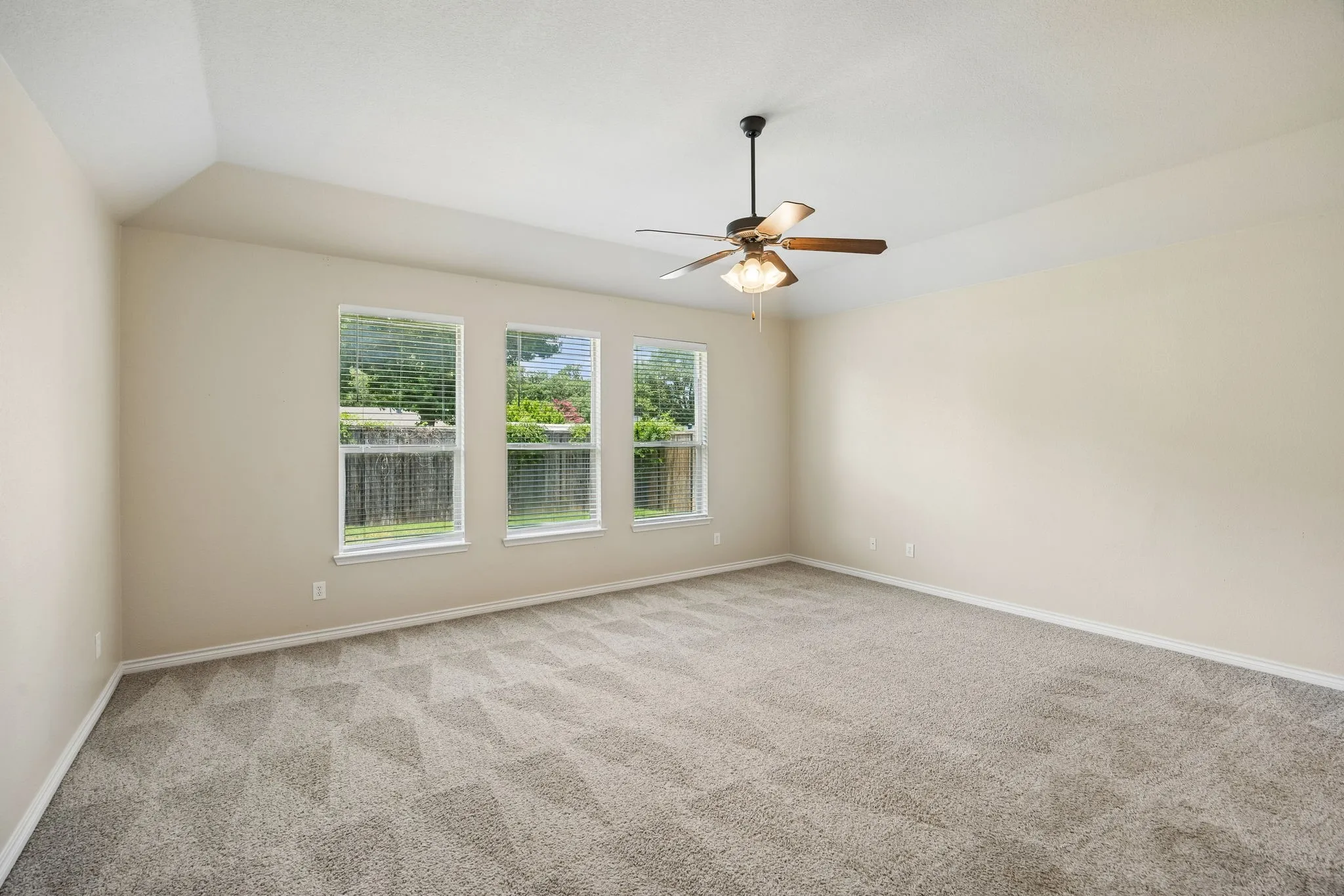 Single Family Residence For Sale in Tarrant County , 425 Corriente Trail, Azle, Texas 76020, 3 Bedroom, 2 Bathroom, 2 Garage spaces, 2,171 Sqft, built in 2010, mls#21295707, Real Estate Agent in Azle, Homes For Sale in Tarrant county, Homes For Sale in Azle, Realtor in Azle Texas, Real Estate Brokerage Independent Realty Texas, Luminita Cordes Realtor