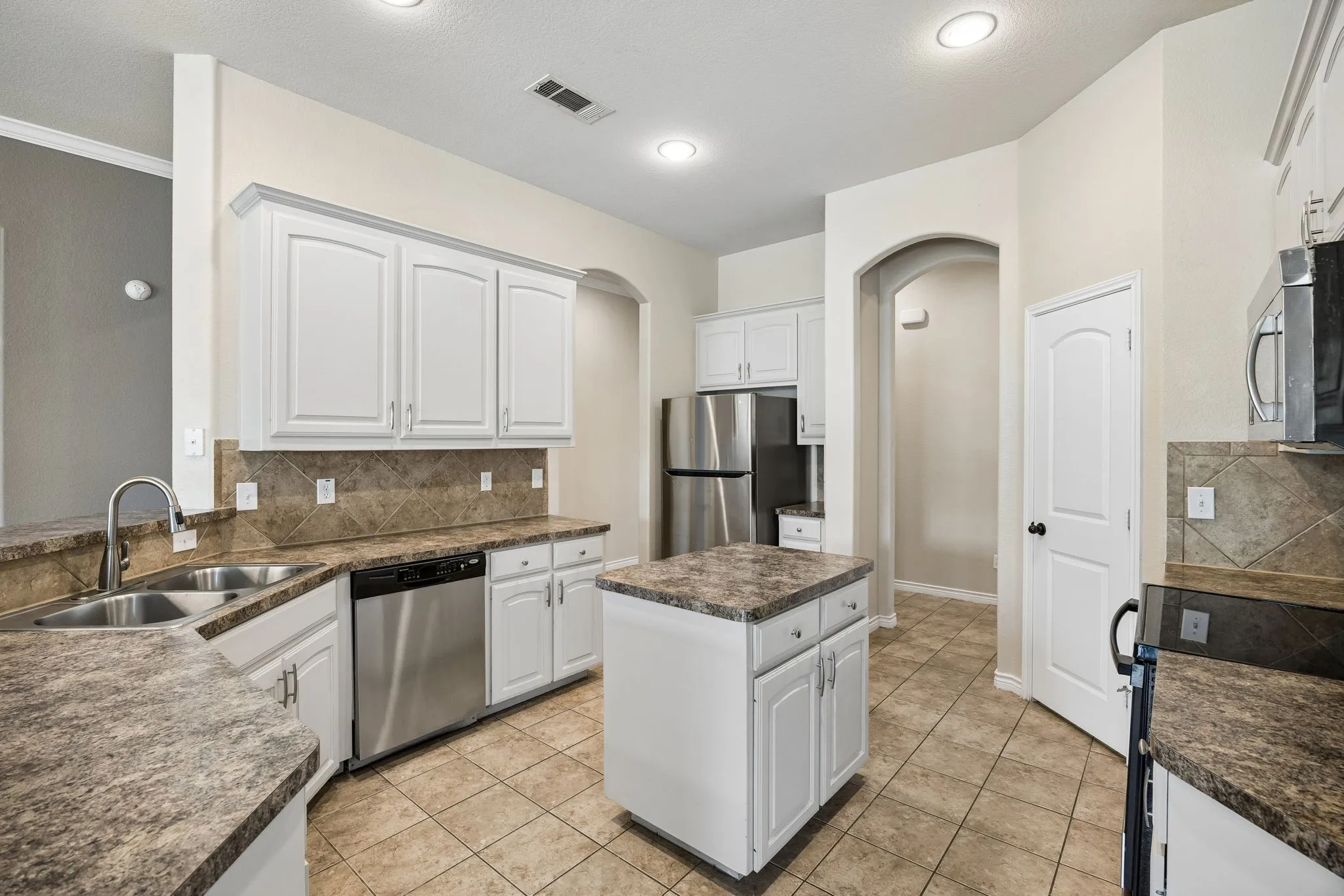 Single Family Residence For Sale in Tarrant County , 425 Corriente Trail, Azle, Texas 76020, 3 Bedroom, 2 Bathroom, 2 Garage spaces, 2,171 Sqft, built in 2010, mls#21295707, Real Estate Agent in Azle, Homes For Sale in Tarrant county, Homes For Sale in Azle, Realtor in Azle Texas, Real Estate Brokerage Independent Realty Texas, Luminita Cordes Realtor