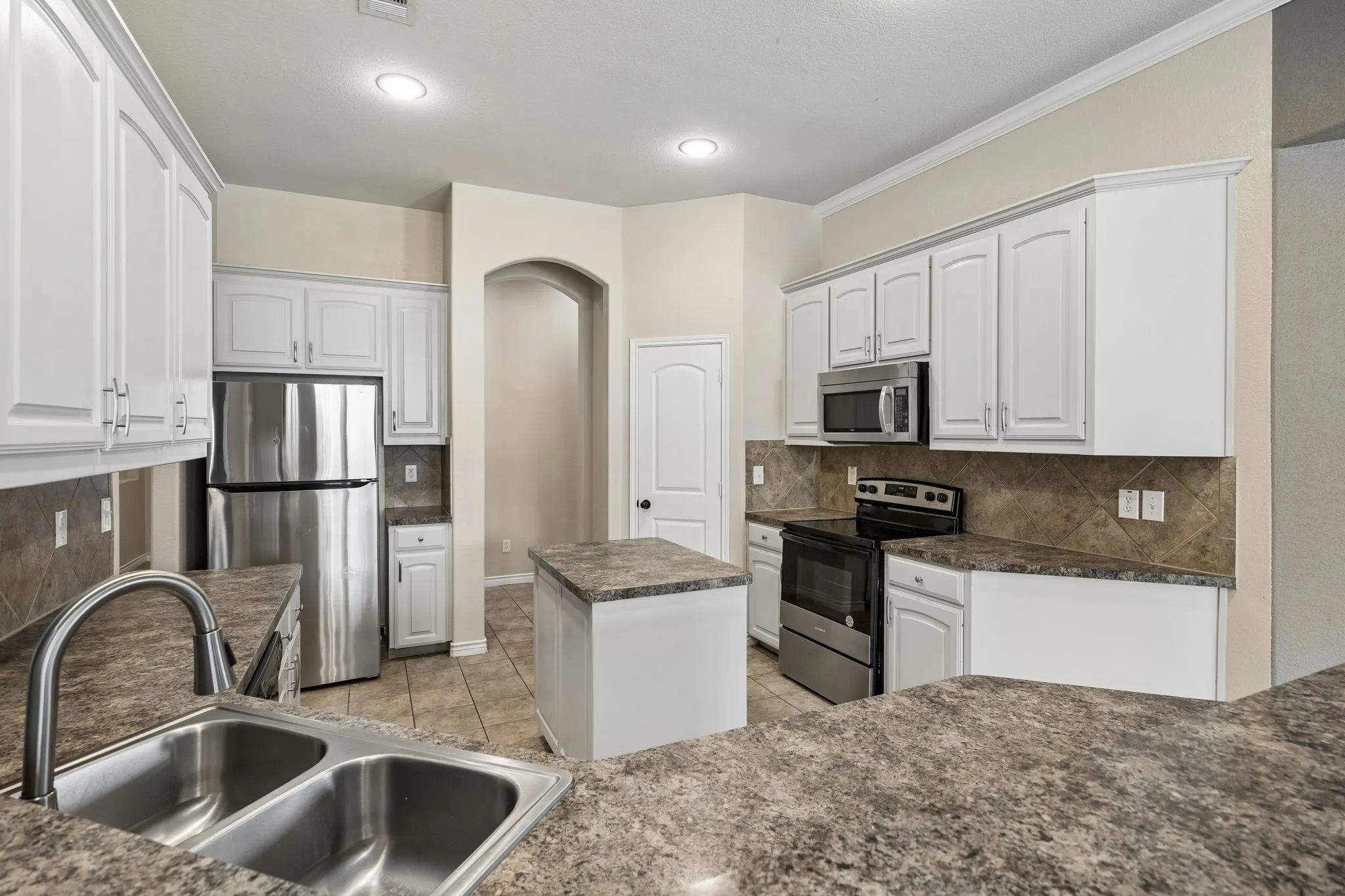 Single Family Residence For Sale in Tarrant County , 425 Corriente Trail, Azle, Texas 76020, 3 Bedroom, 2 Bathroom, 2 Garage spaces, 2,171 Sqft, built in 2010, mls#21295707, Real Estate Agent in Azle, Homes For Sale in Tarrant county, Homes For Sale in Azle, Realtor in Azle Texas, Real Estate Brokerage Independent Realty Texas, Luminita Cordes Realtor
