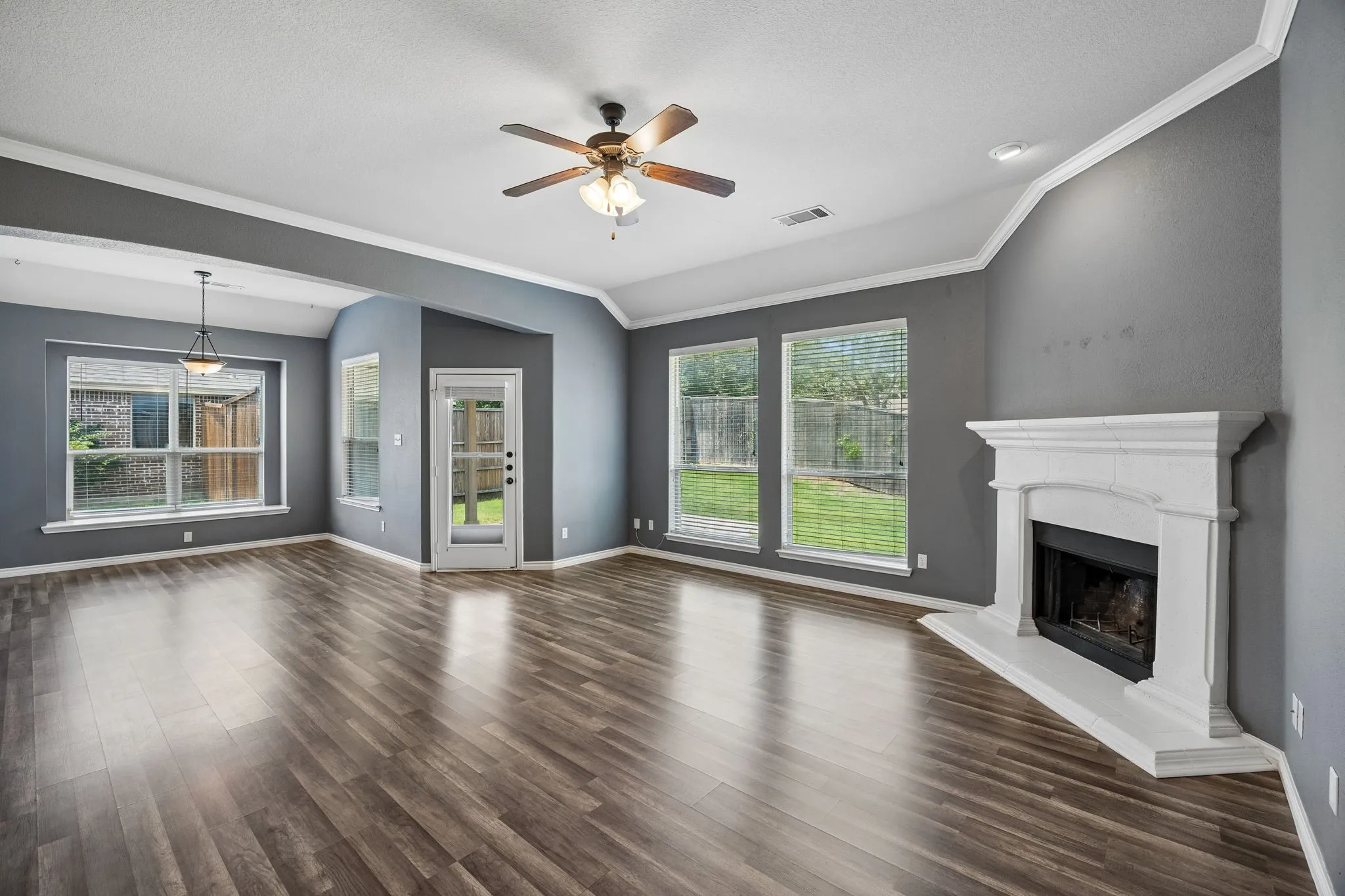 Single Family Residence For Sale in Tarrant County , 425 Corriente Trail, Azle, Texas 76020, 3 Bedroom, 2 Bathroom, 2 Garage spaces, 2,171 Sqft, built in 2010, mls#21295707, Real Estate Agent in Azle, Homes For Sale in Tarrant county, Homes For Sale in Azle, Realtor in Azle Texas, Real Estate Brokerage Independent Realty Texas, Luminita Cordes Realtor